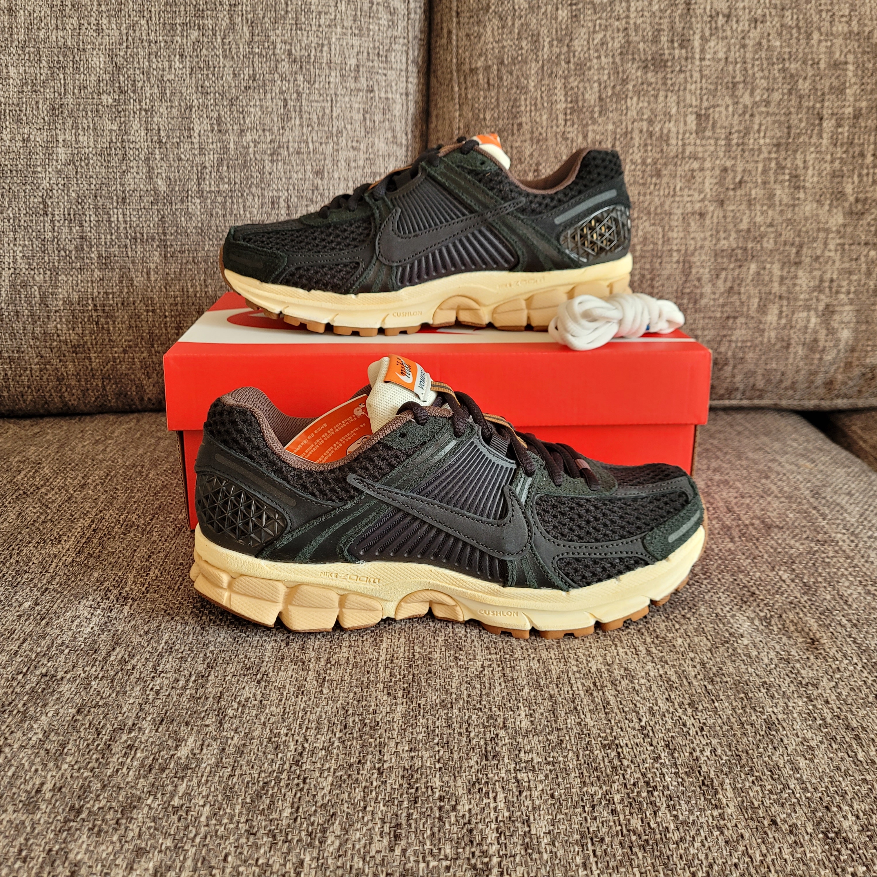 (W) Nike Zoom Vomero 5 Black 착용 스타일 - 3