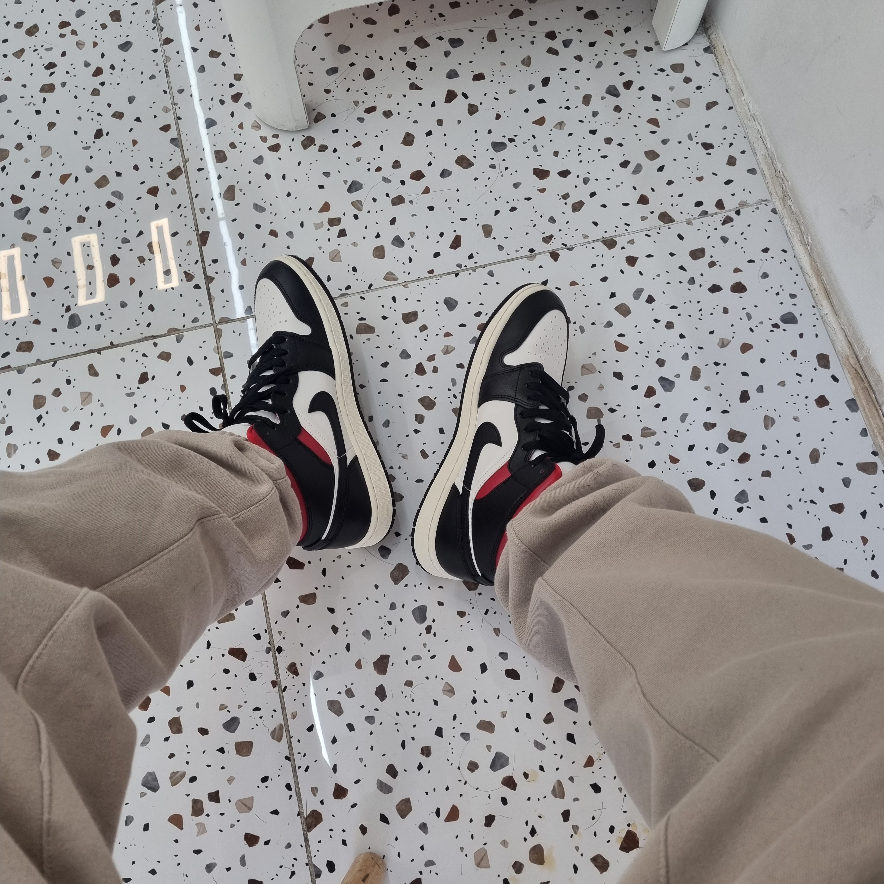 (W) Jordan 1 Mid Black Gym Red 착용 스타일