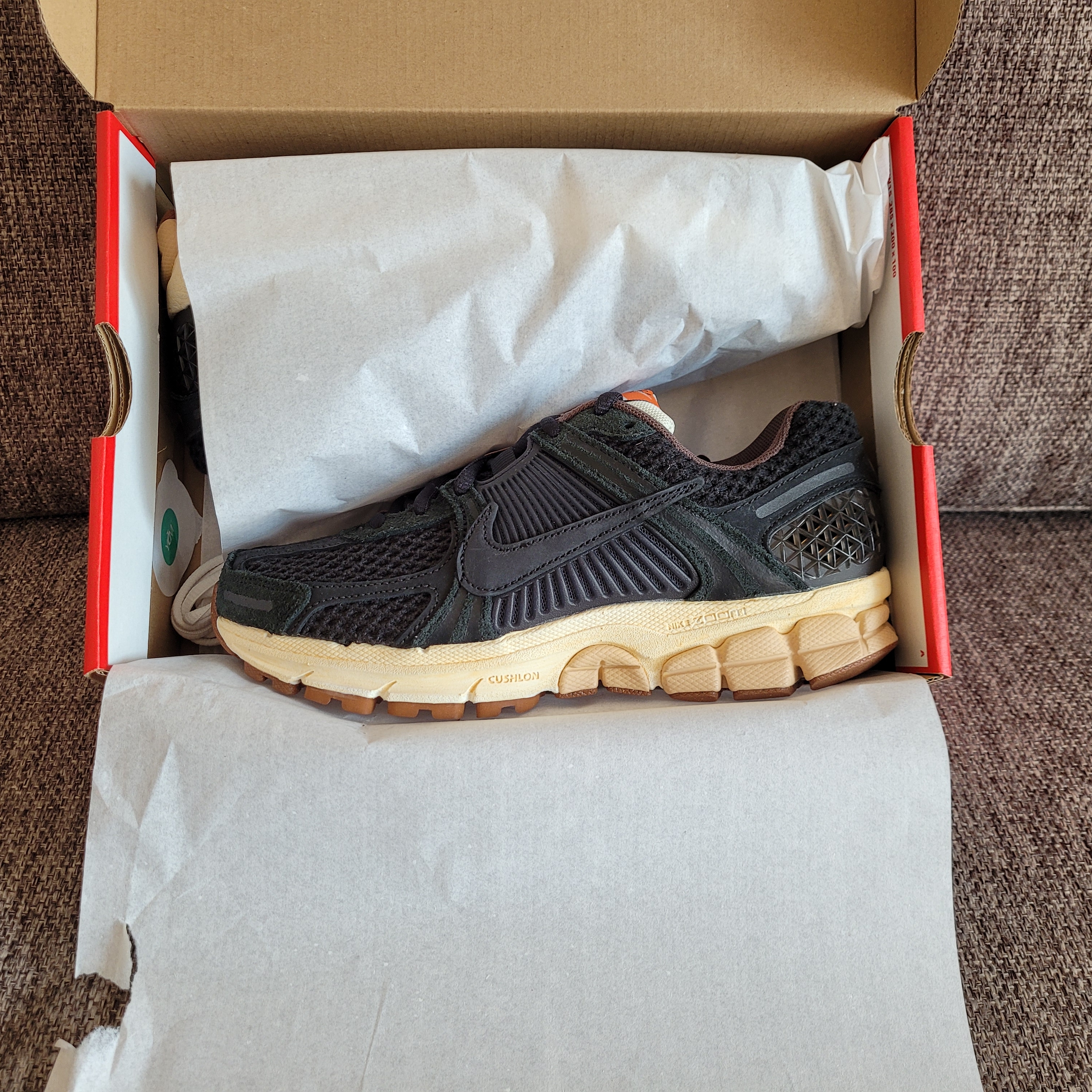 (W) Nike Zoom Vomero 5 Black 착용 스타일 - 2