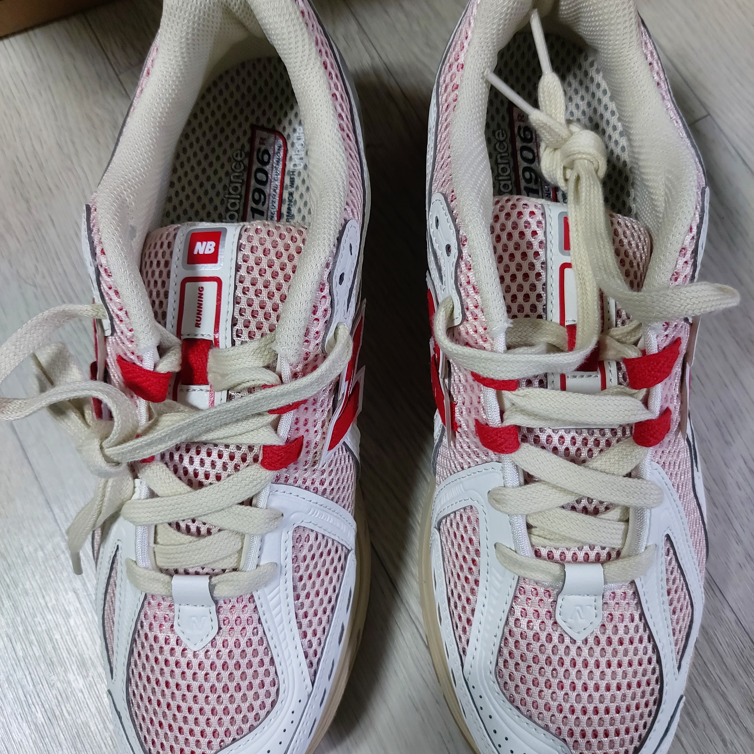 New Balance 1906R White Red 착용 스타일 - 2