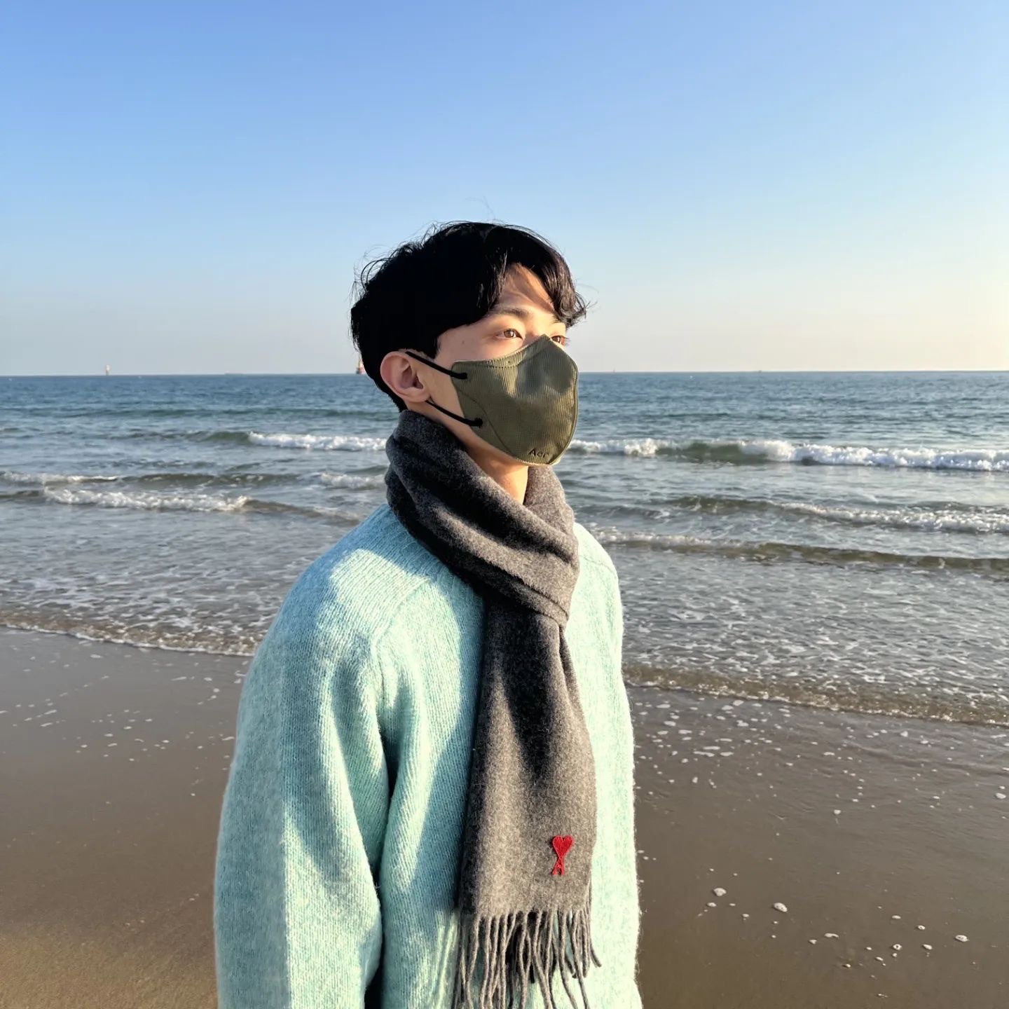 AMI de Coeur Classic Muffler Dark Grey 착용 스타일