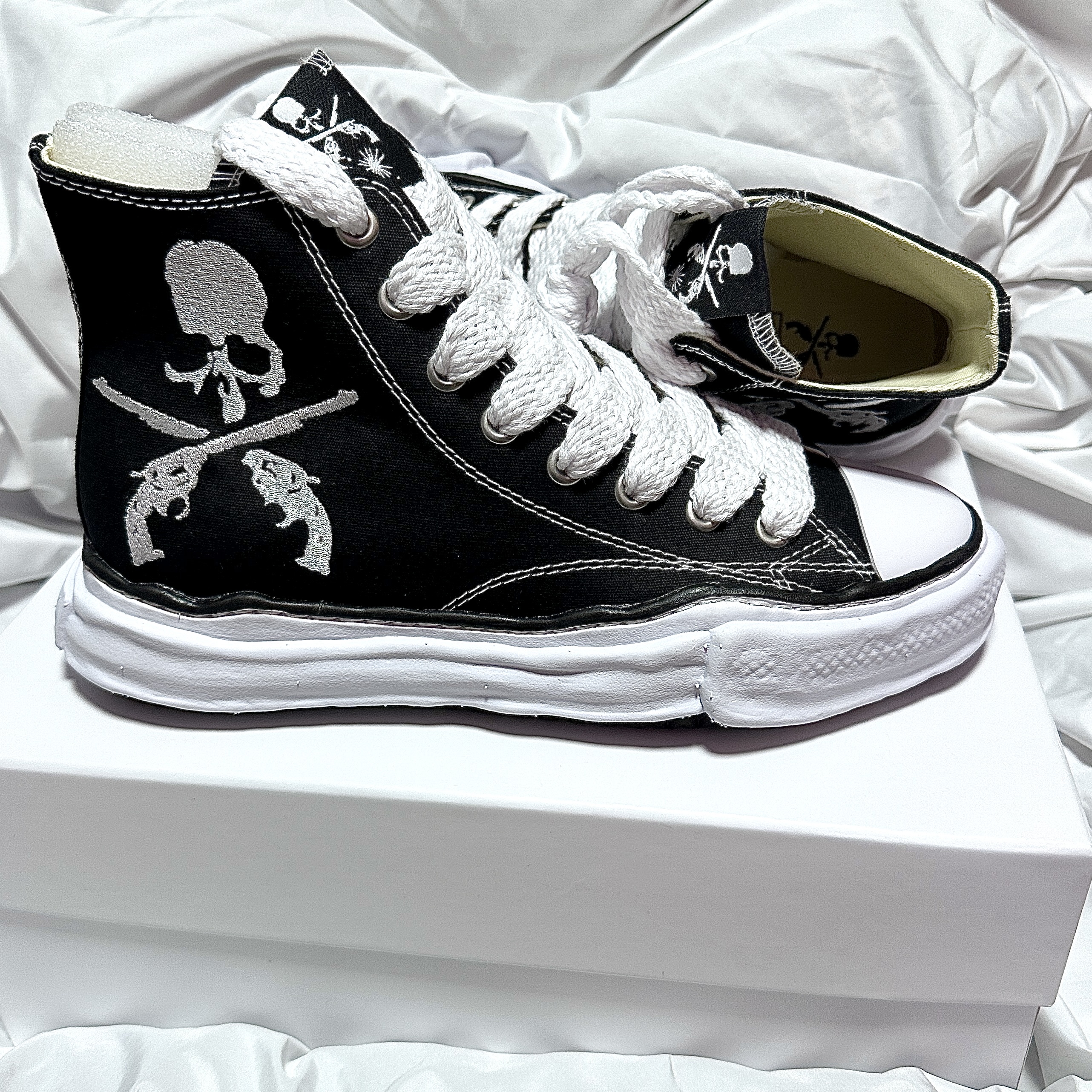 Maison Mihara Yasuhiro x Mastermind x Roar Peterson OG Sole Canvas High-top Sneakers Black White 착용 스타일 - 1