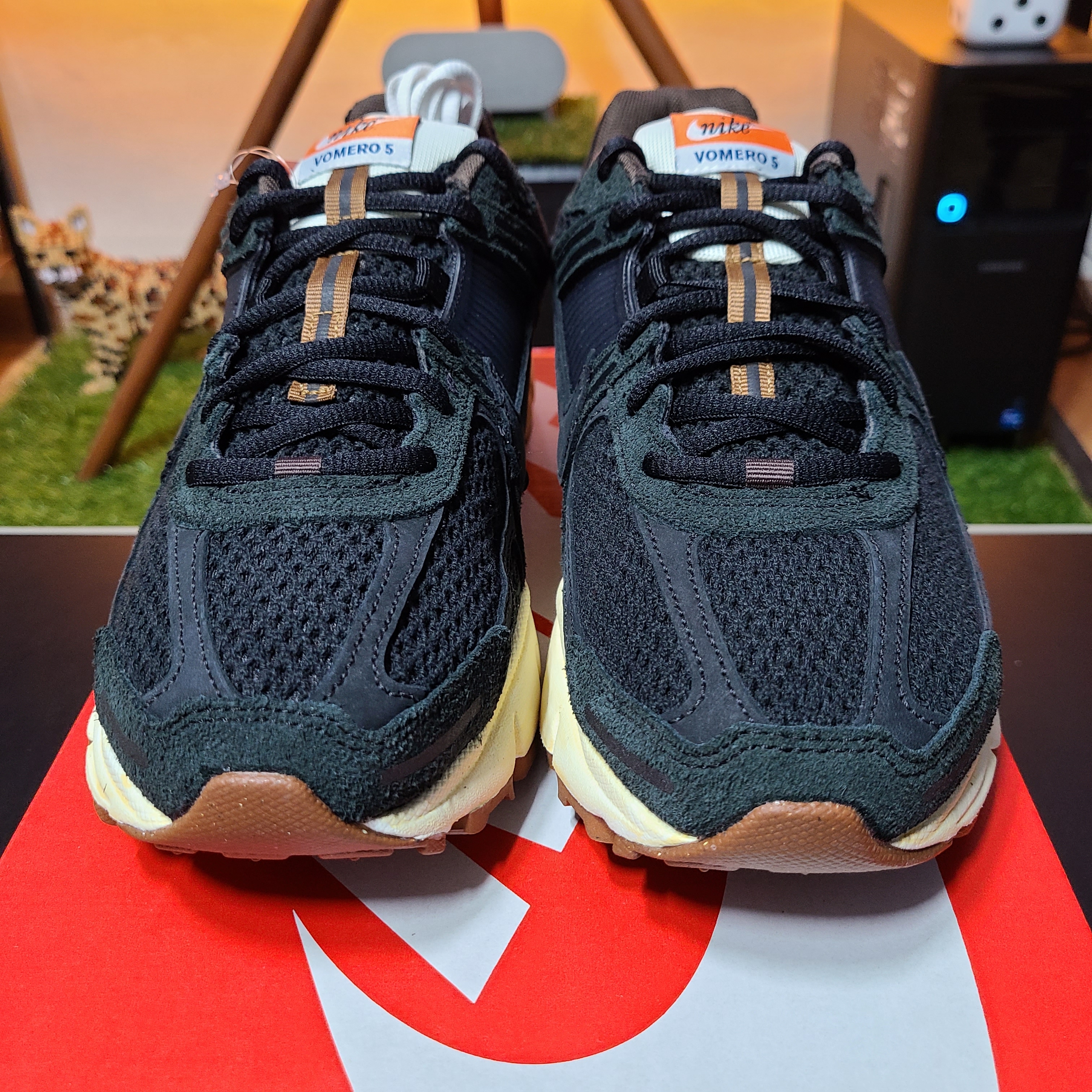 (W) Nike Zoom Vomero 5 Black 착용 스타일 - 2