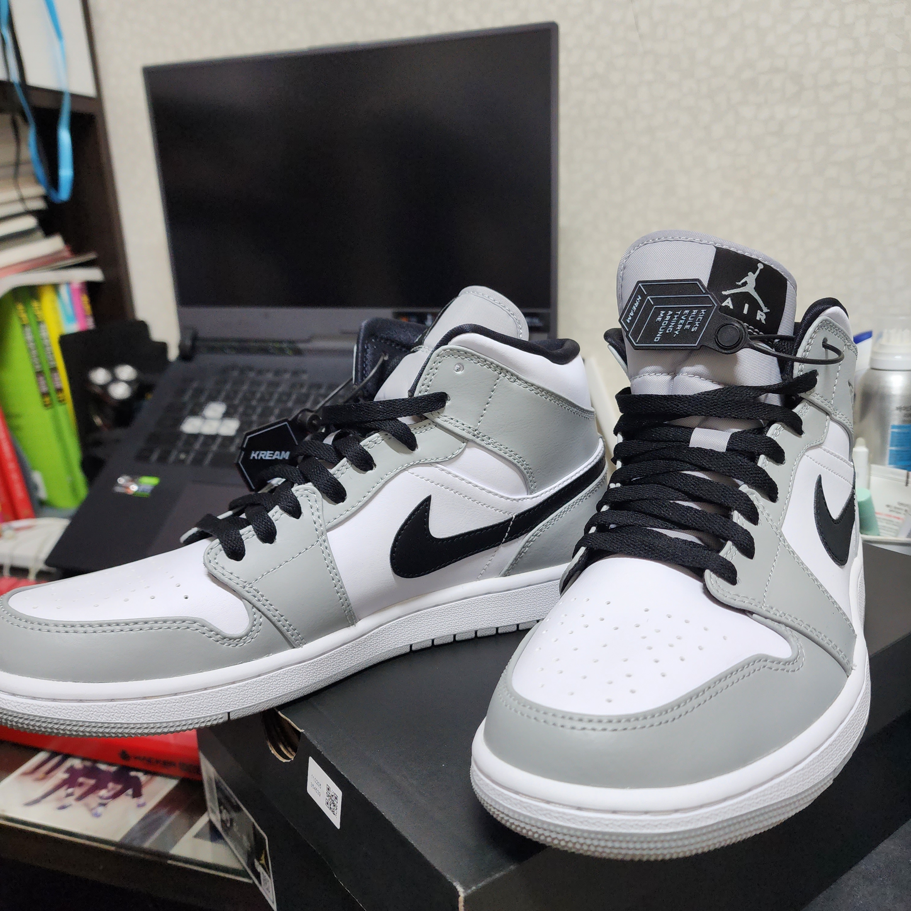 Jordan 1 Mid Light Smoke Grey 착용 스타일 - 2