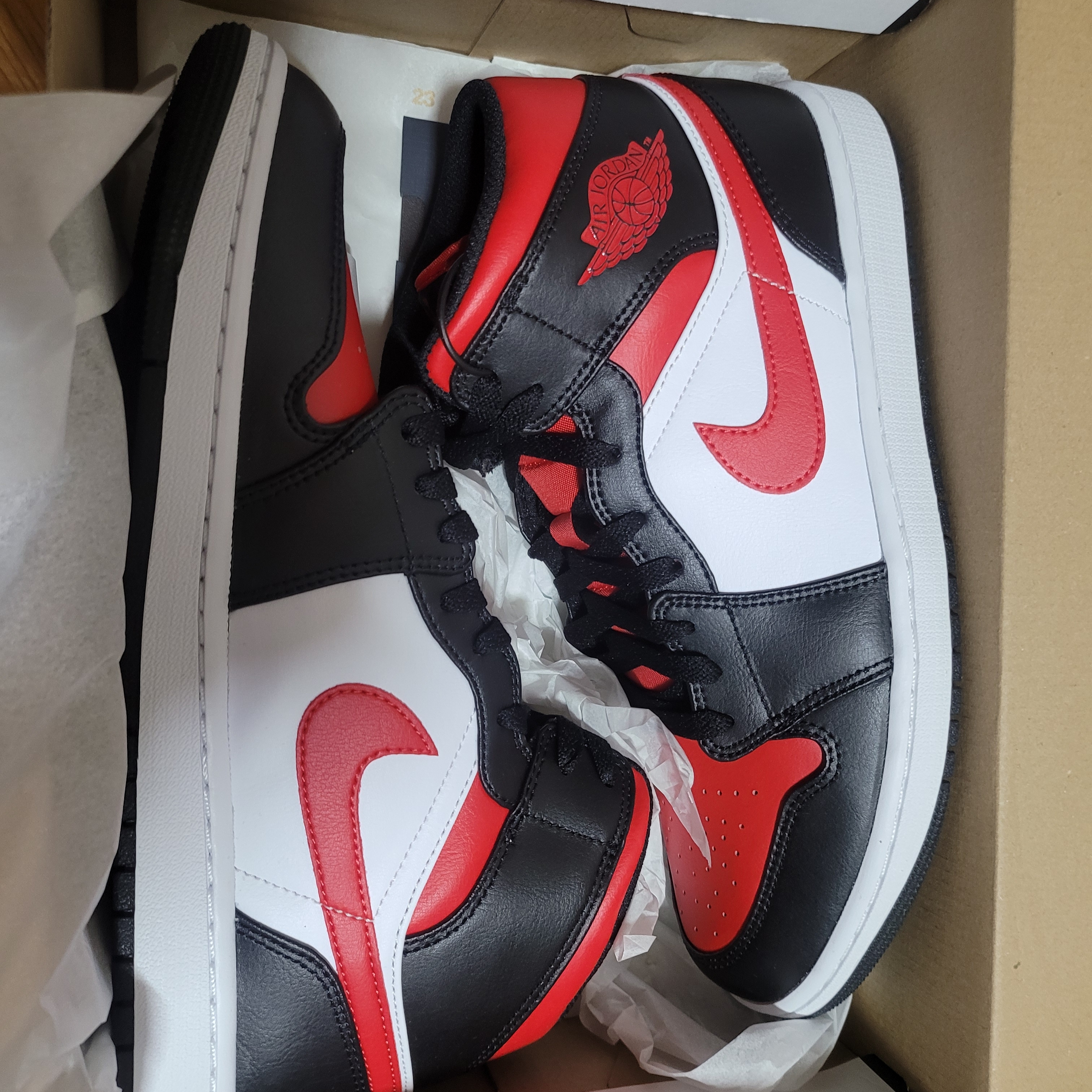 Jordan 1 Mid Black Fire Red 착용 스타일