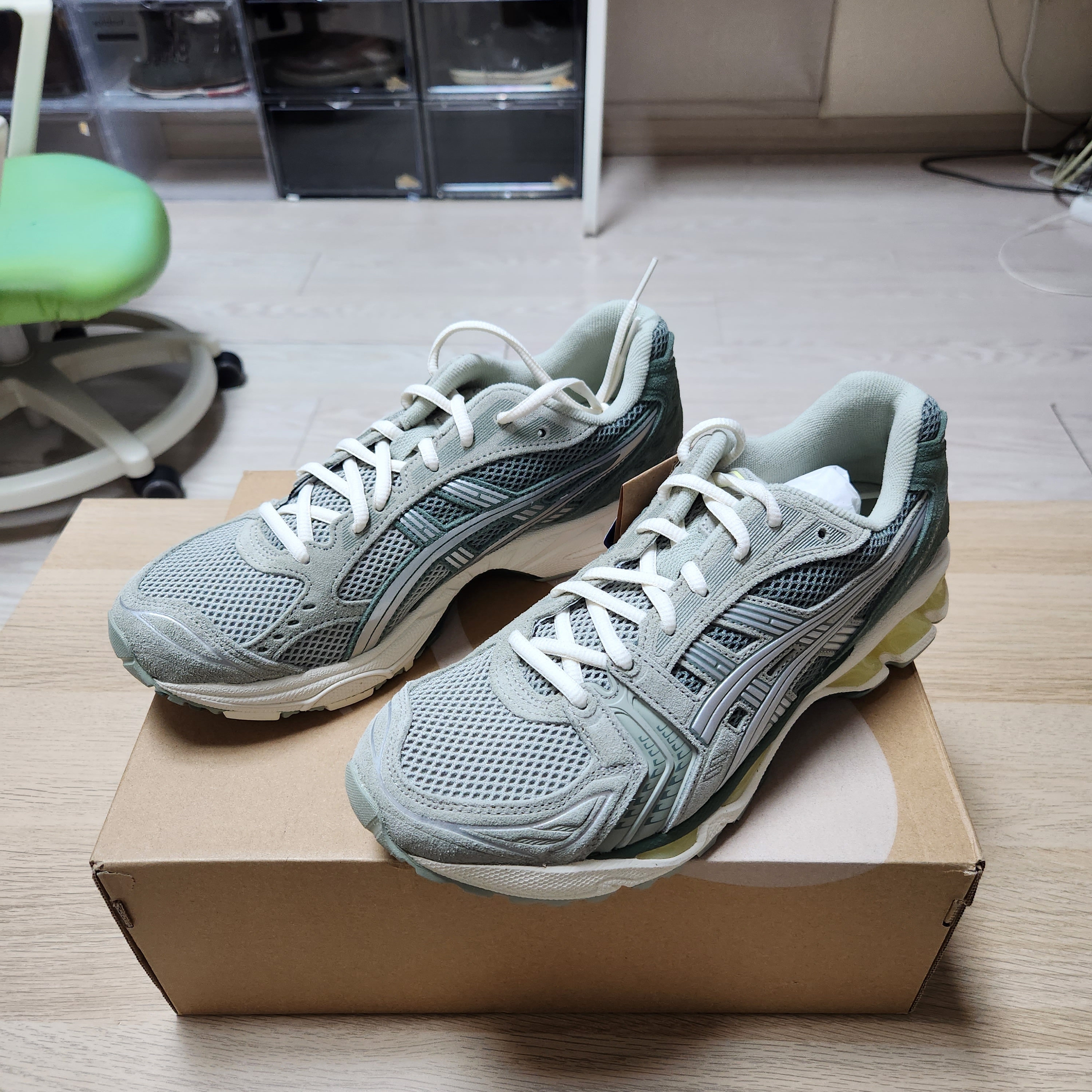 Asics Gel-Kayano 14 Olive Grey Pure Silver 착용 스타일 - 5