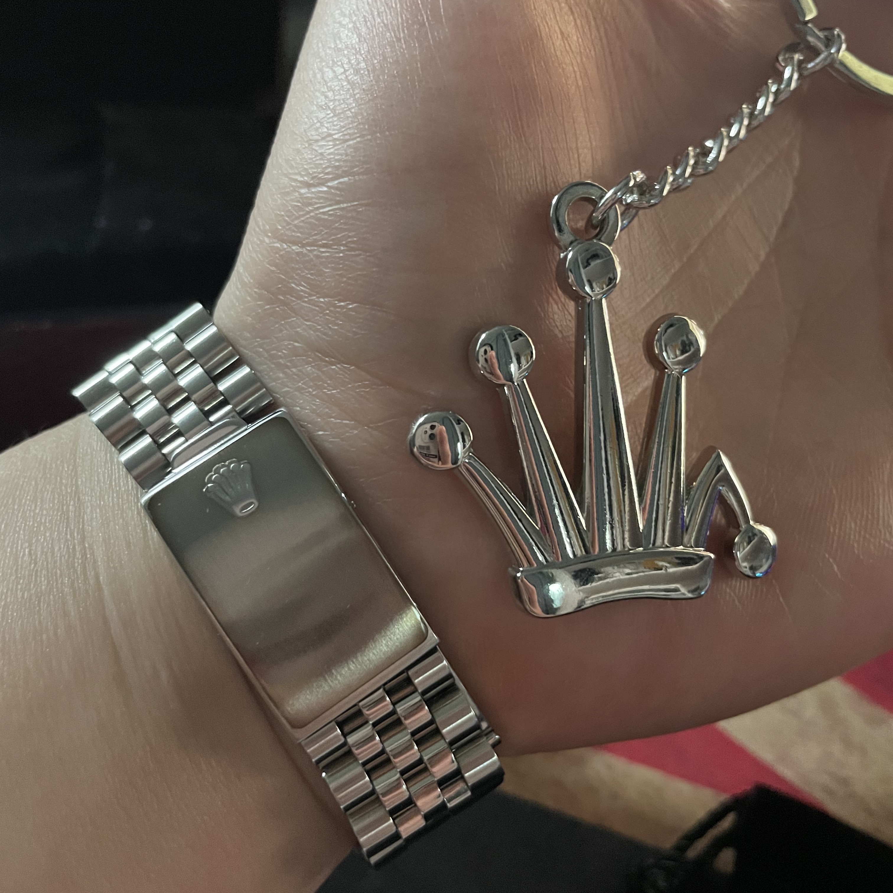 Stussy Metal Bent Crown Keychain Silver 착용 스타일