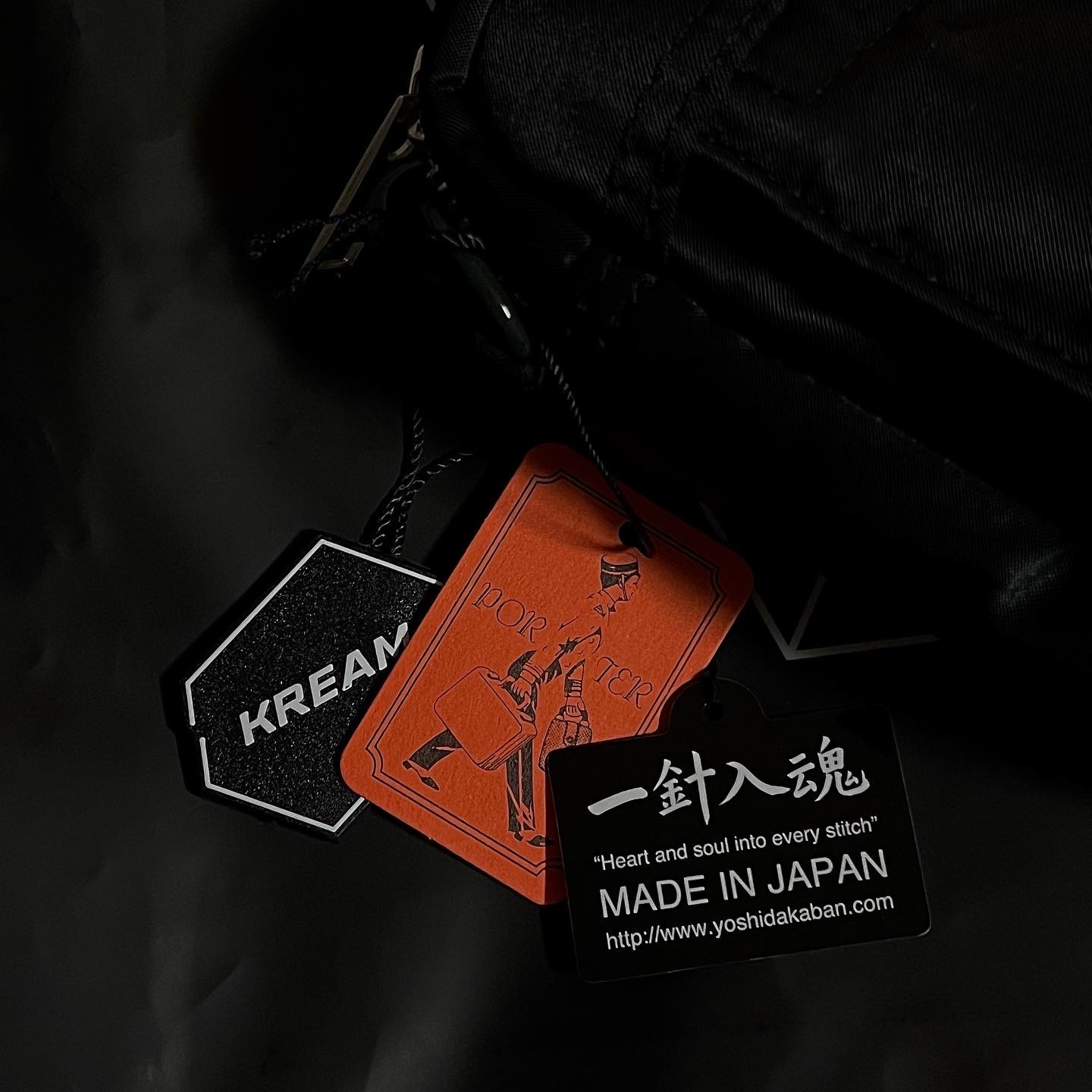 Porter Tanker Shoulder Bag Black 착용 스타일 - 2