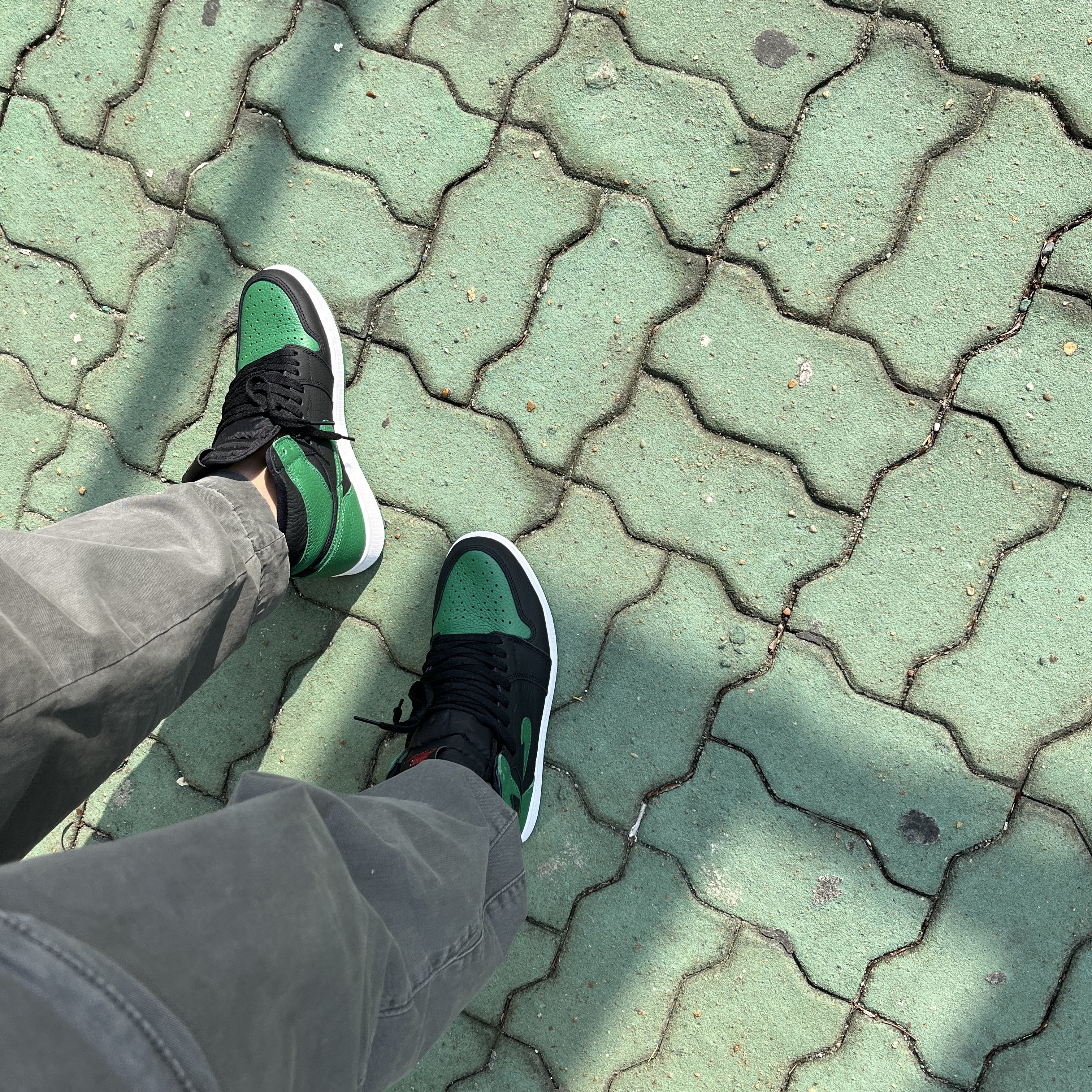 Jordan 1 Retro High OG Pine Green Black 착용 스타일 - 5