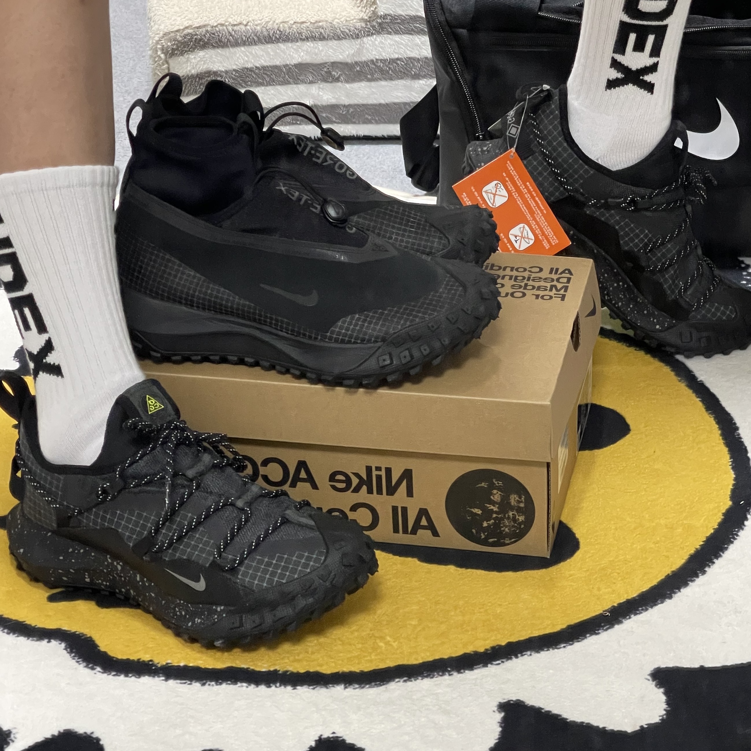 Nike ACG Mountain Fly Low Gore-Tex SE Dark Smoke Grey, Nike ACG Mountain Fly Gore-Tex Black and Dark Grey 착용 스타일 - 1