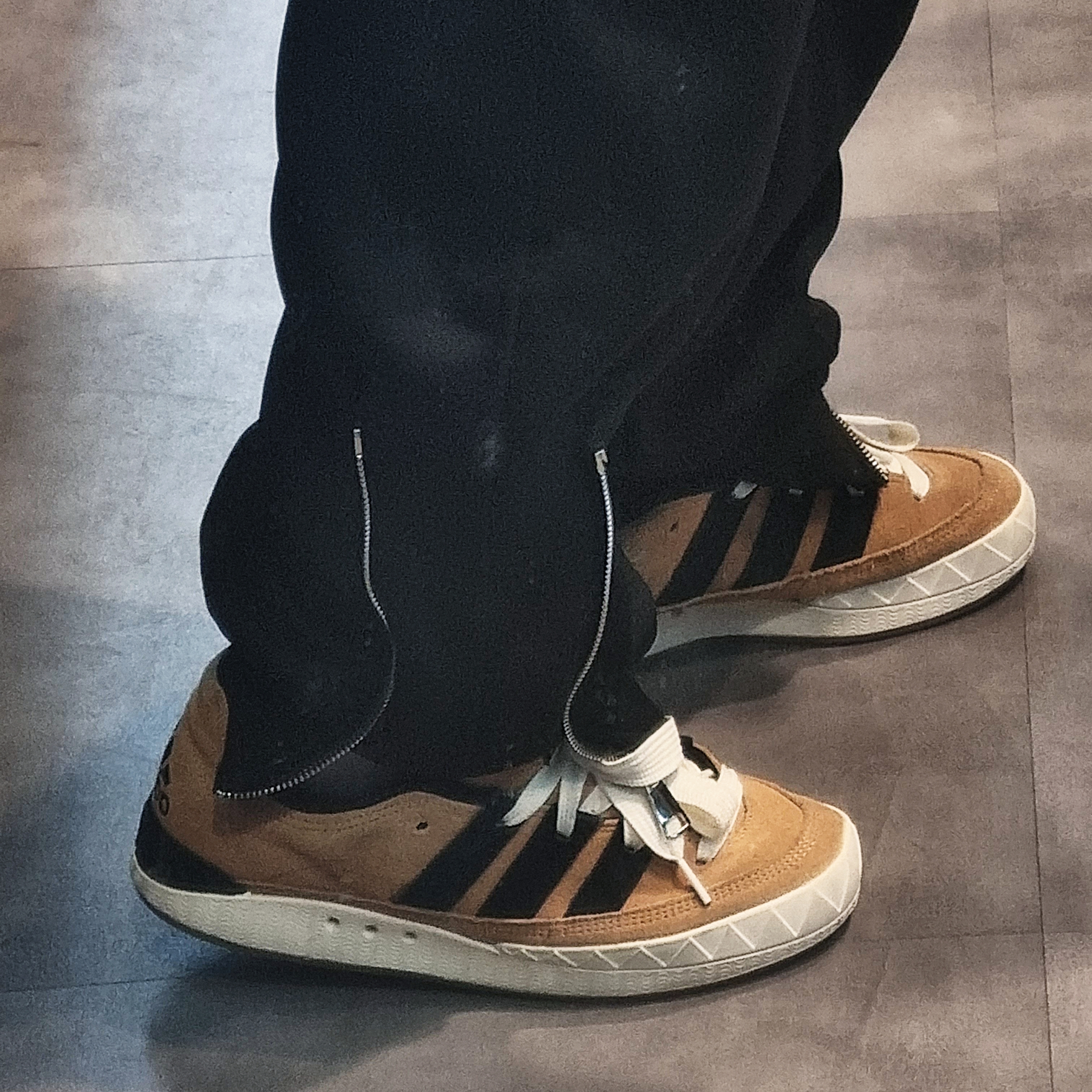 Adidas x Atmos Adimatic OG Shoebox 착용 스타일 - 2