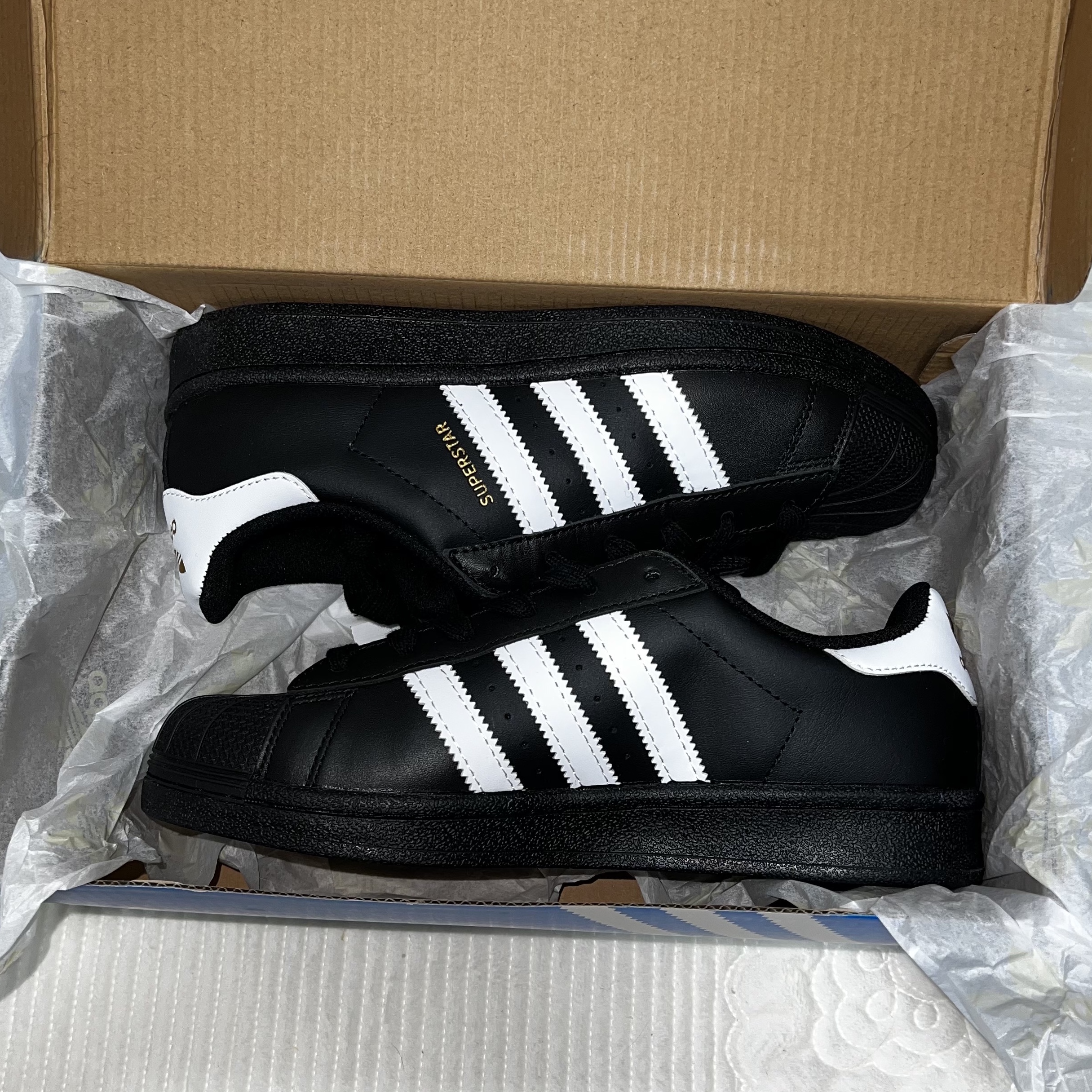 Adidas Superstar Core Black White 착용 스타일