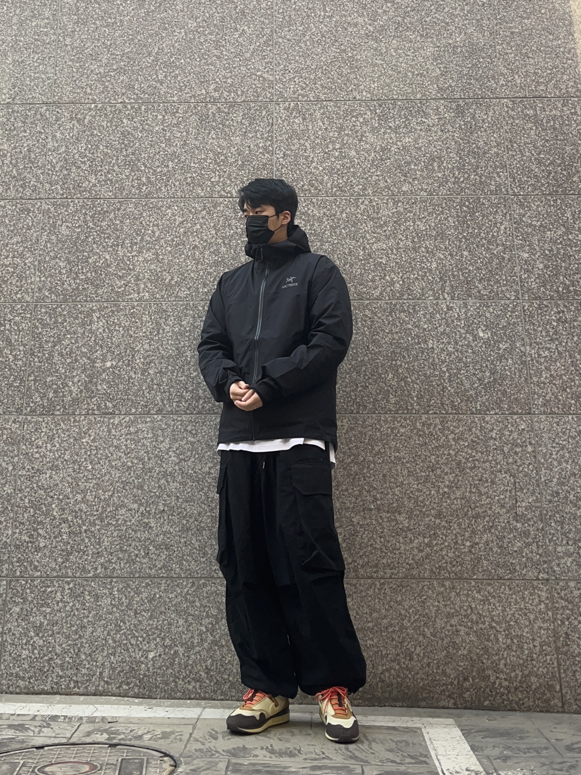 Arc'teryx Beta Jacket Black, Nike x Travis Scott Air Max 1 Cact.us Brown 착용 스타일 - 1