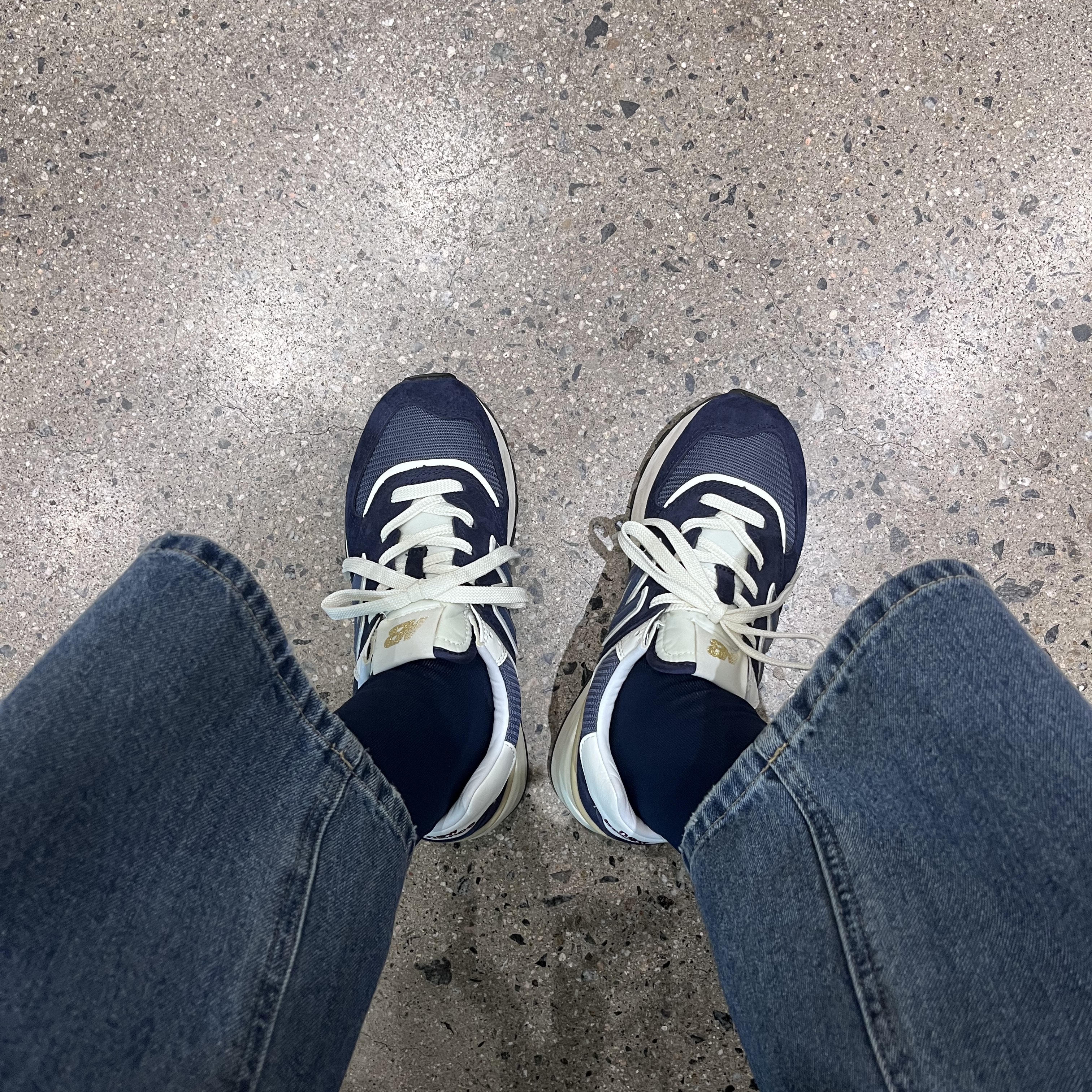 New Balance 574 Legacy Navy 착용 스타일 - 2