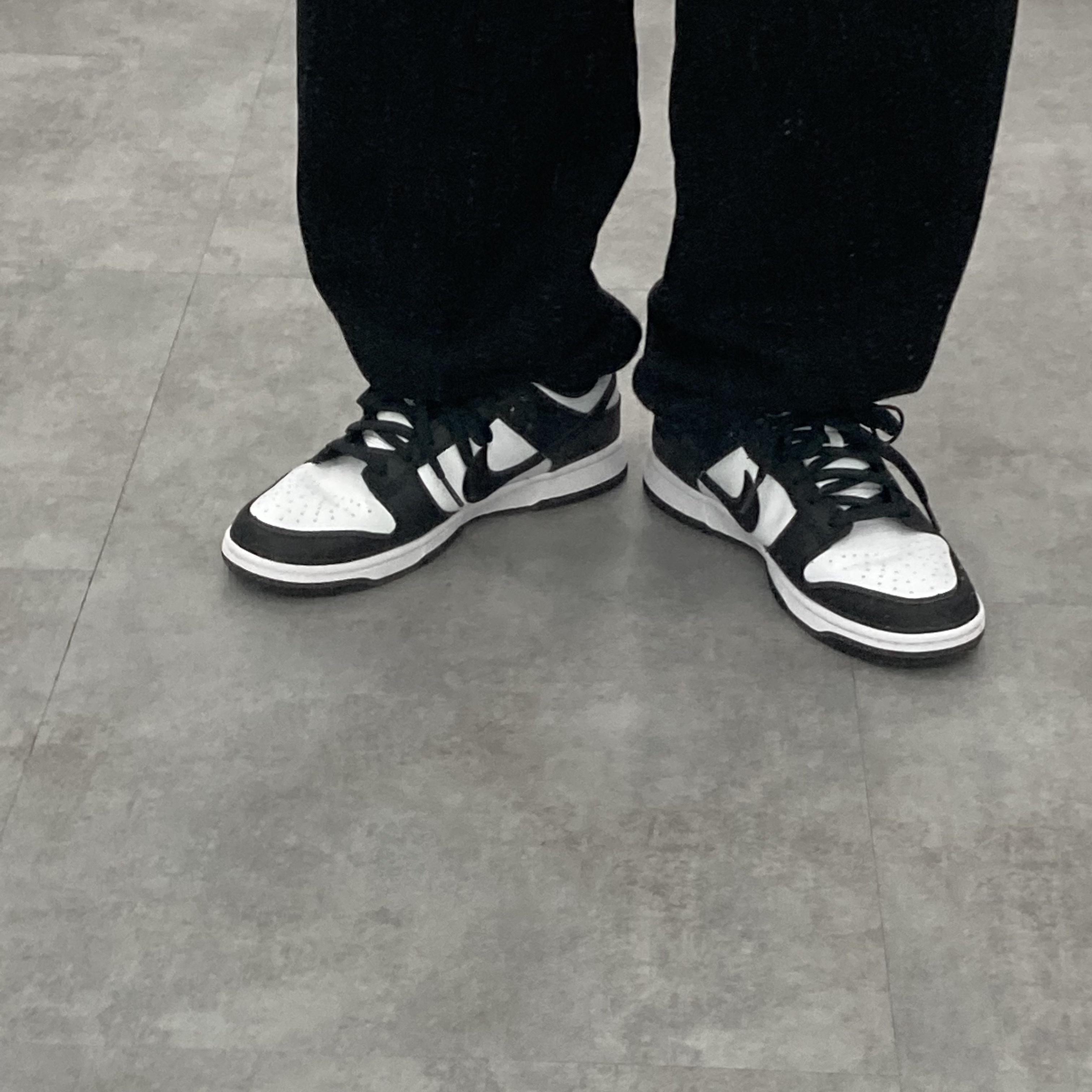 Stussy World Tour T-Shirt White, Nike Dunk Low Retro Black 착용 스타일 - 2
