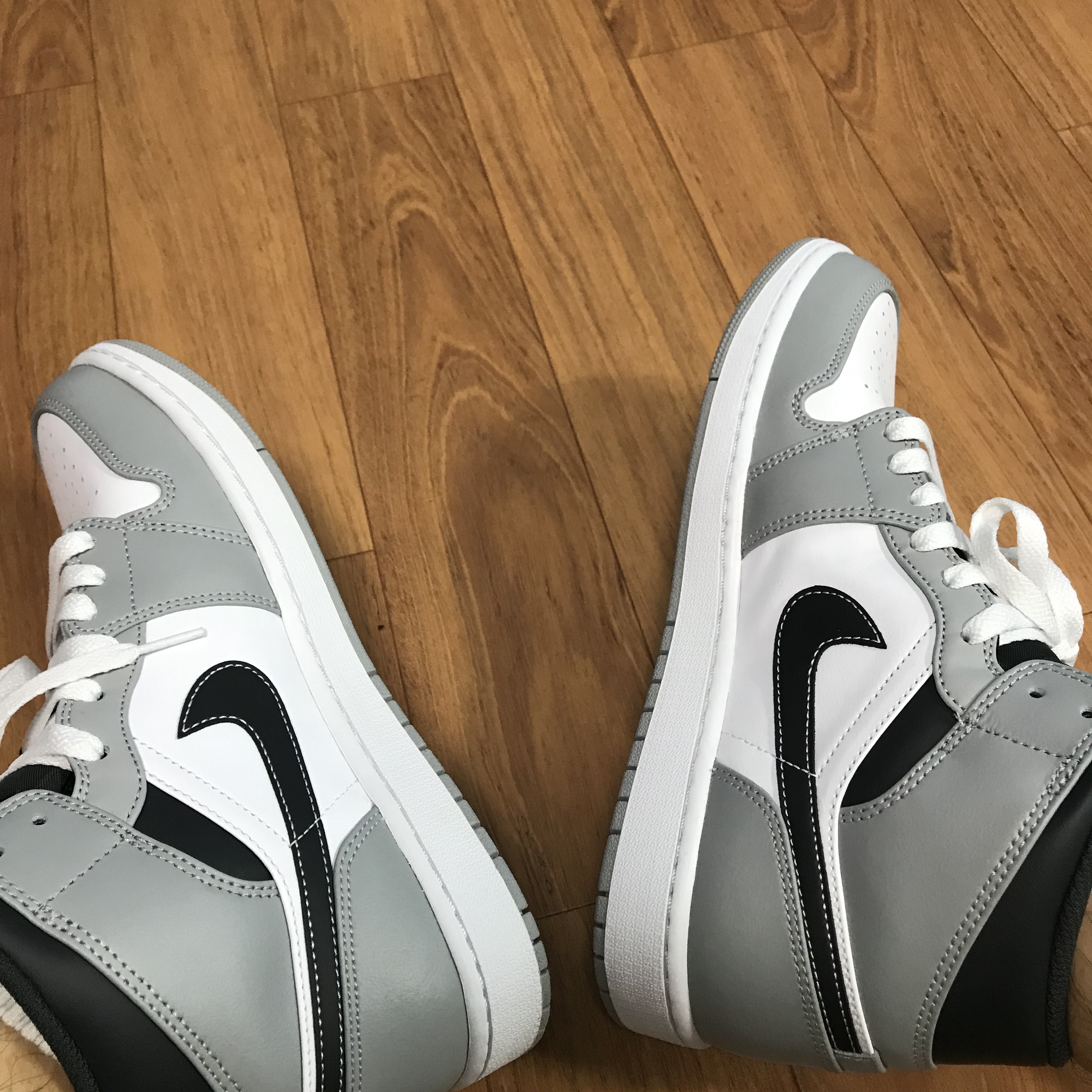 Jordan 1 Mid Light Smoke Grey Anthracite 착용 스타일 - 1