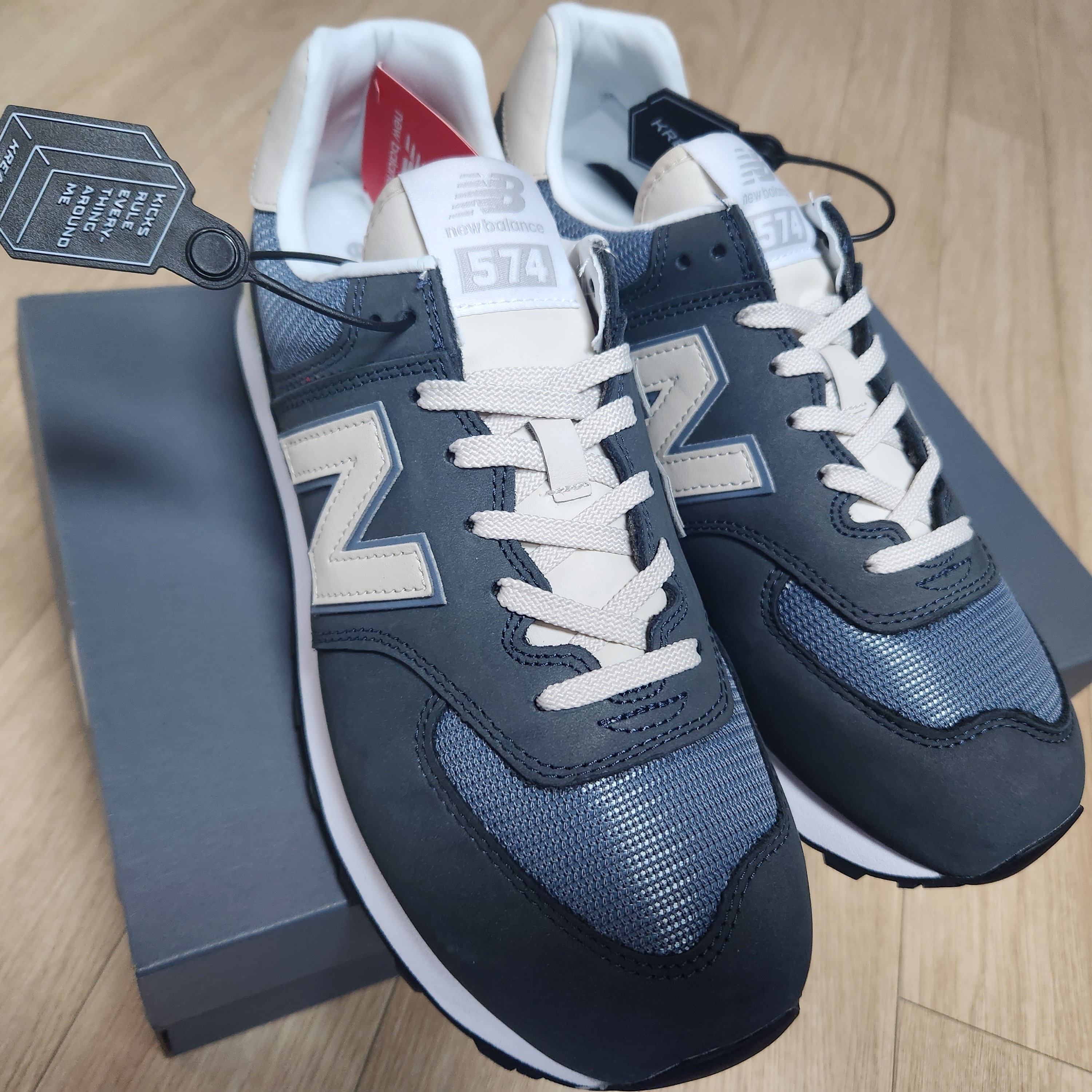 New Balance 574 Classic Navy 착용 스타일
