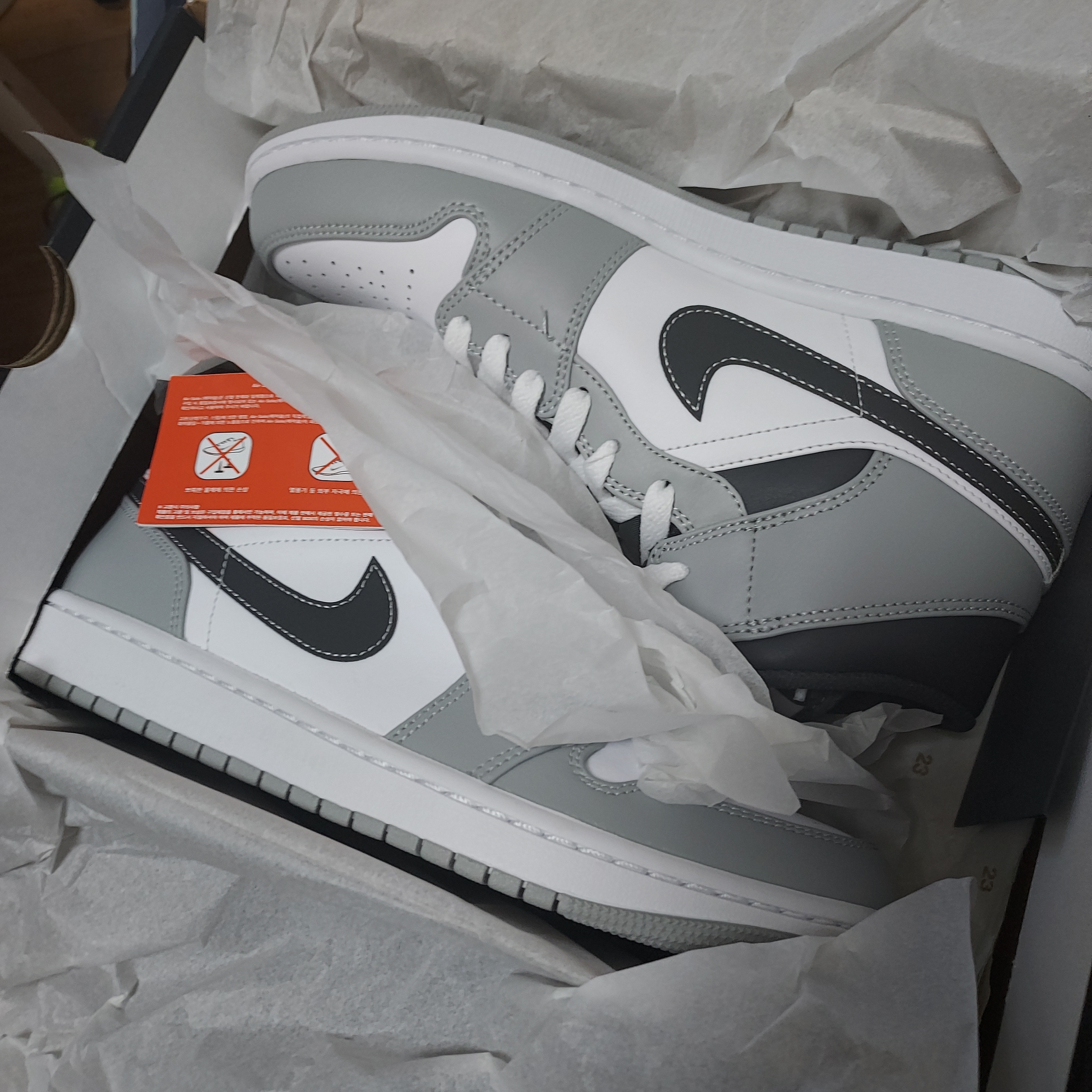 Jordan 1 Mid Light Smoke Grey Anthracite 착용 스타일 - 2