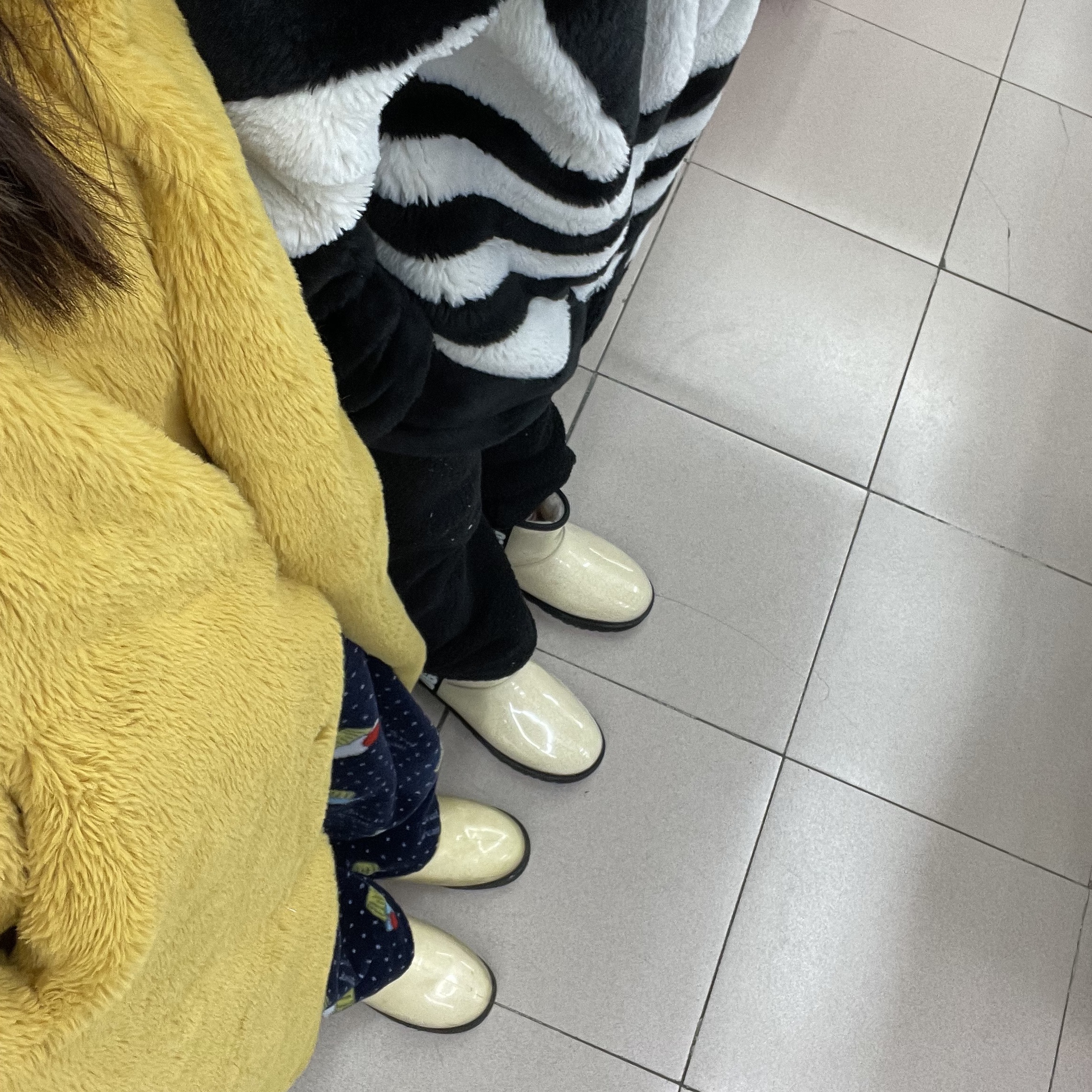 (W) UGG Classic Clear Mini Boots Natural Black 착용 스타일 - 1