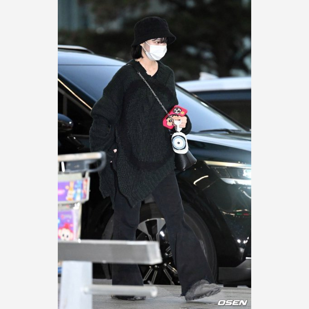 Maison Margiela 5AC Bucket Bag Black, (W) UGG Coquette Slipper Grey 착용 스타일 - 2