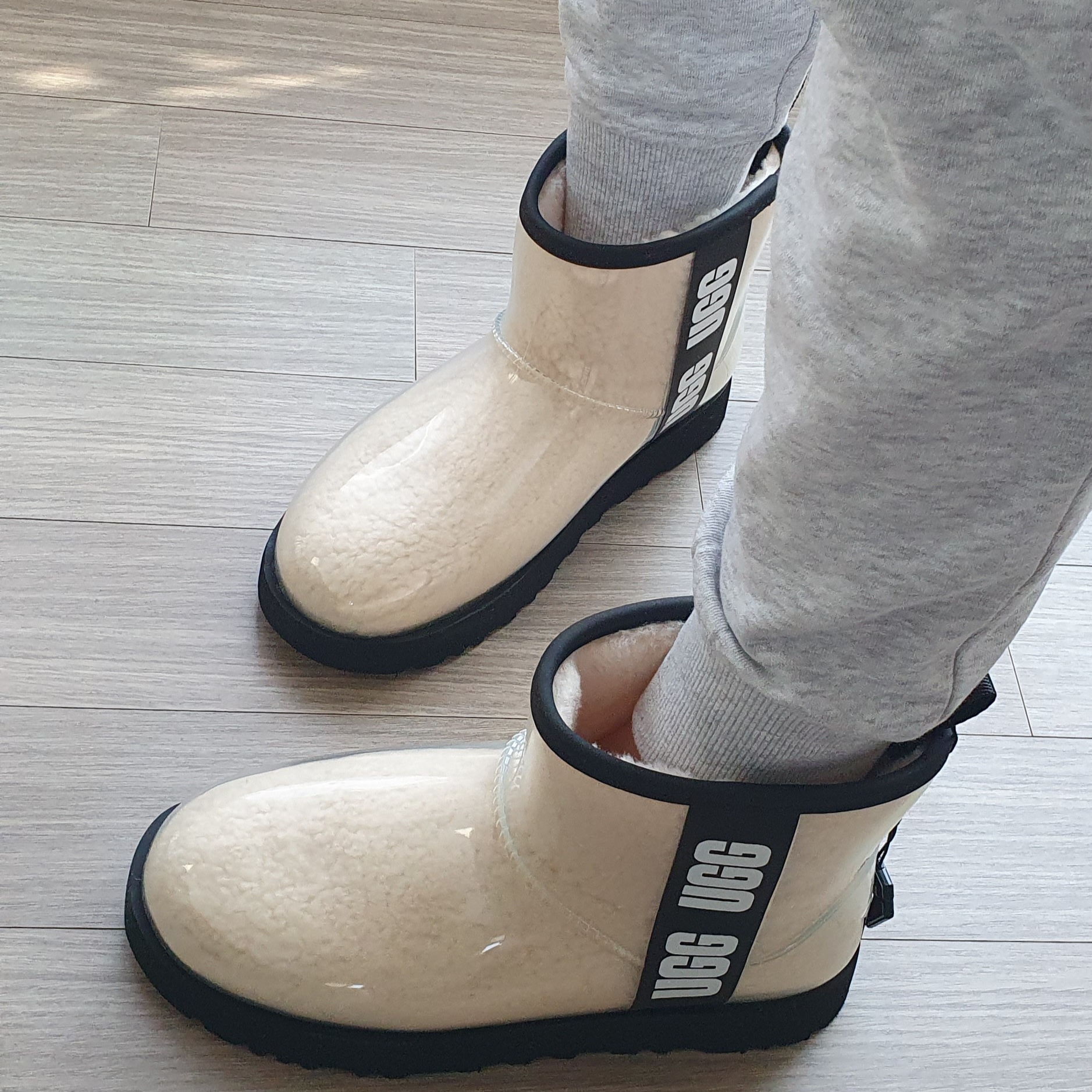 (W) UGG Classic Clear Mini Boots Natural Black 착용 스타일 - 1