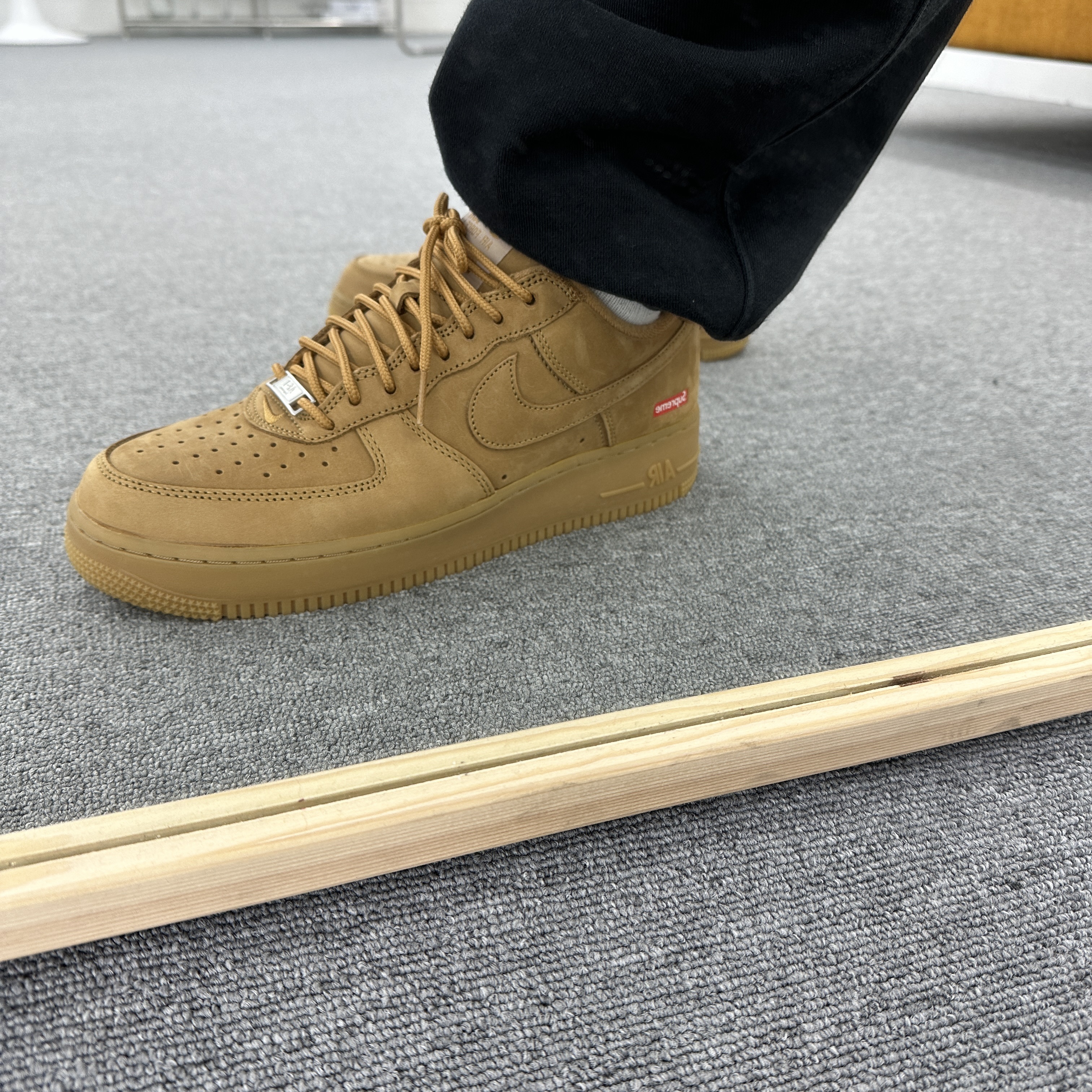Nike x Supreme Air Force 1 Low Flax, Ader Error x Zara Pleated Cap Beige 착용 스타일 - 2