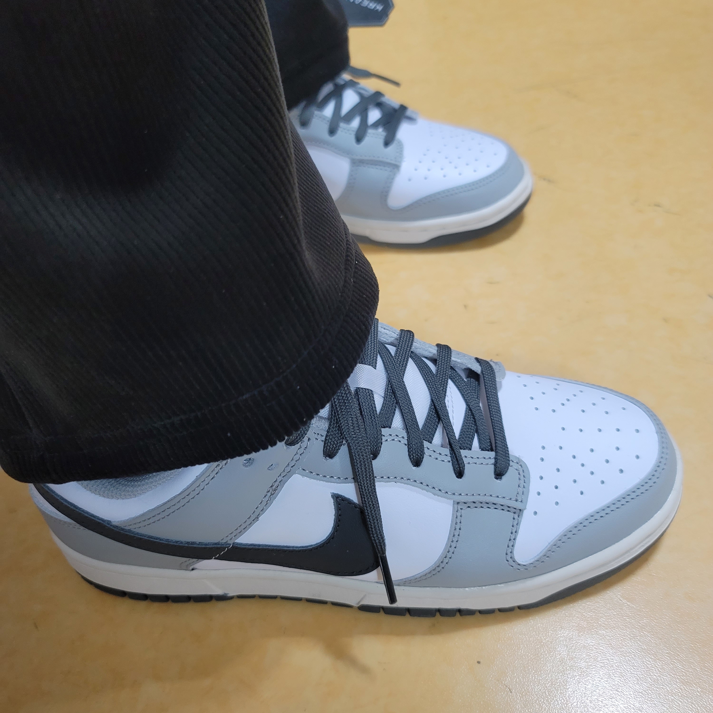 (W) Nike Dunk Low Light Smoke Grey 착용 스타일 - 1