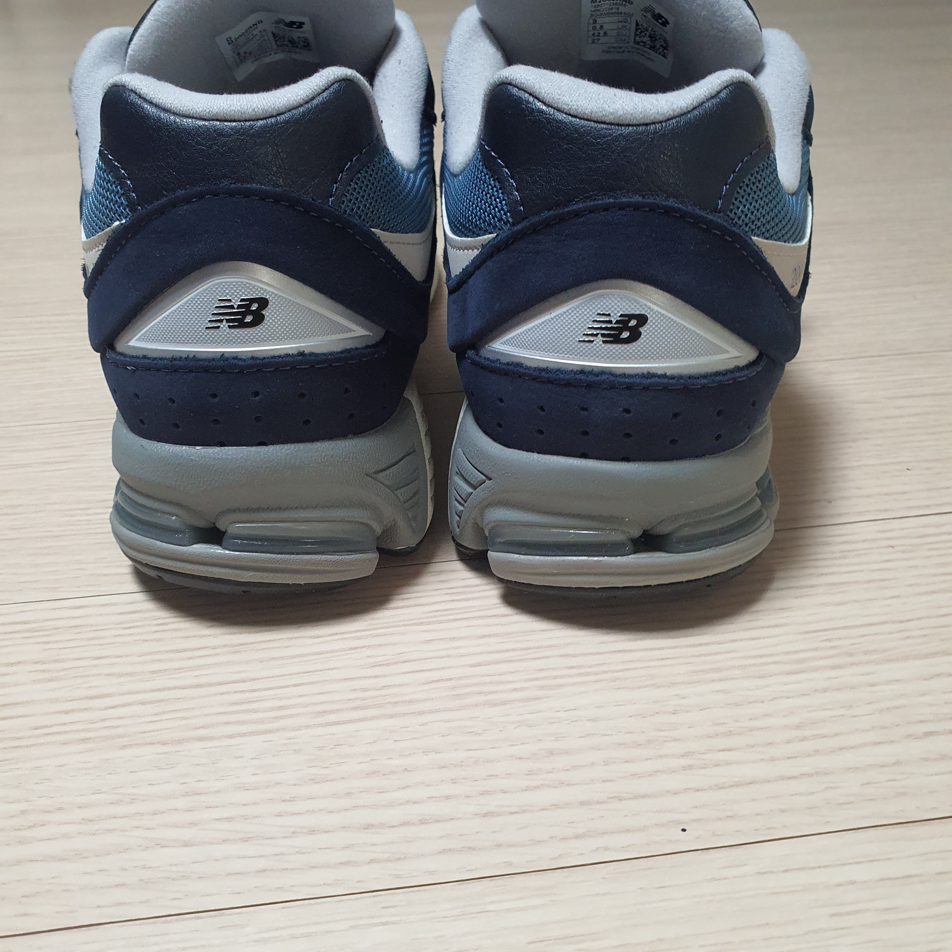 New Balance 2002R Dark Navy 착용 스타일 - 2