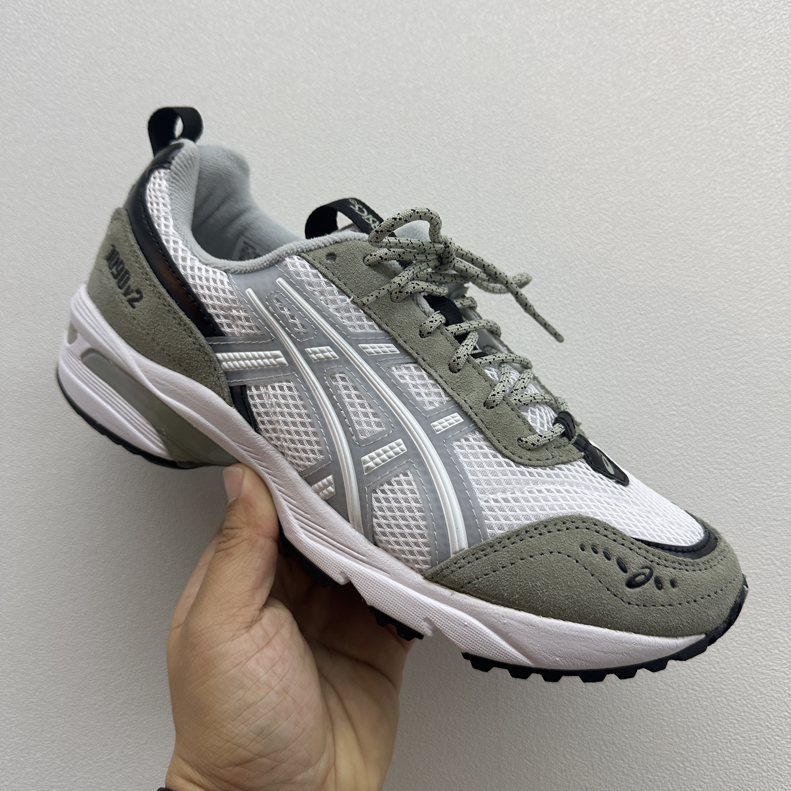 Asics Gel-1090 V2 White Mid Grey, Asics x I4P Gel-1130 Glacier Grey Mink 착용 스타일