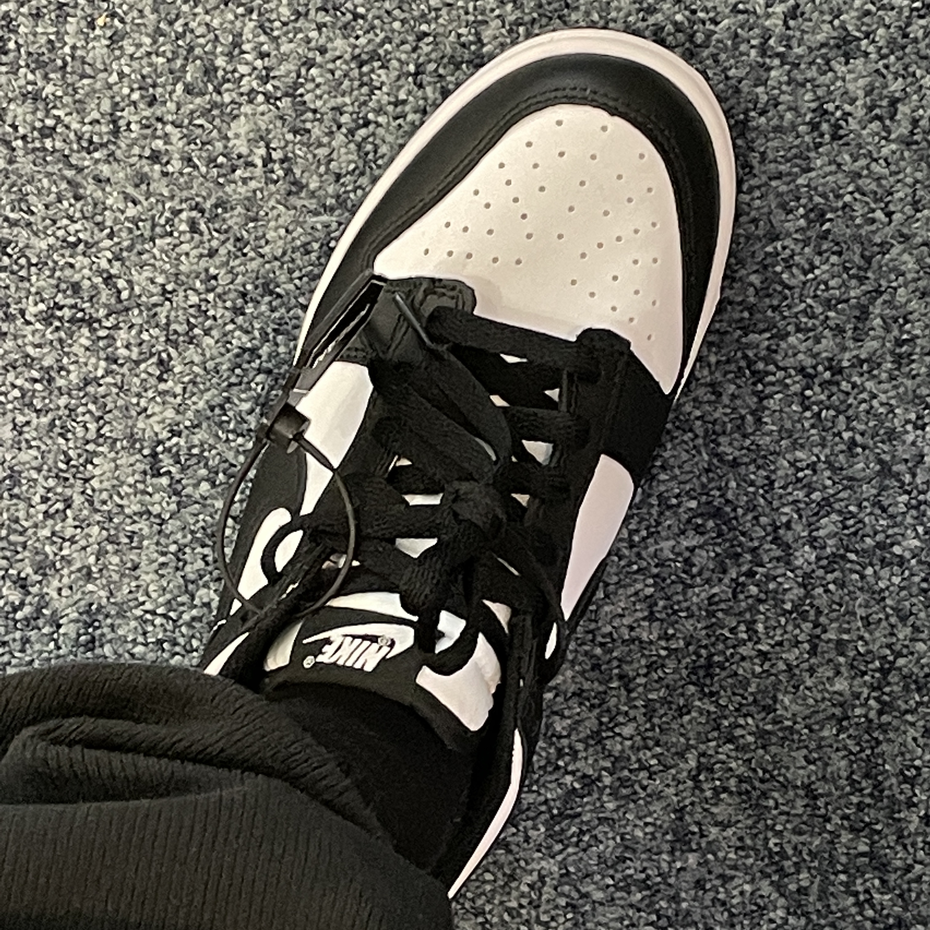 (GS) Nike Dunk Low Black 착용 스타일 - 2
