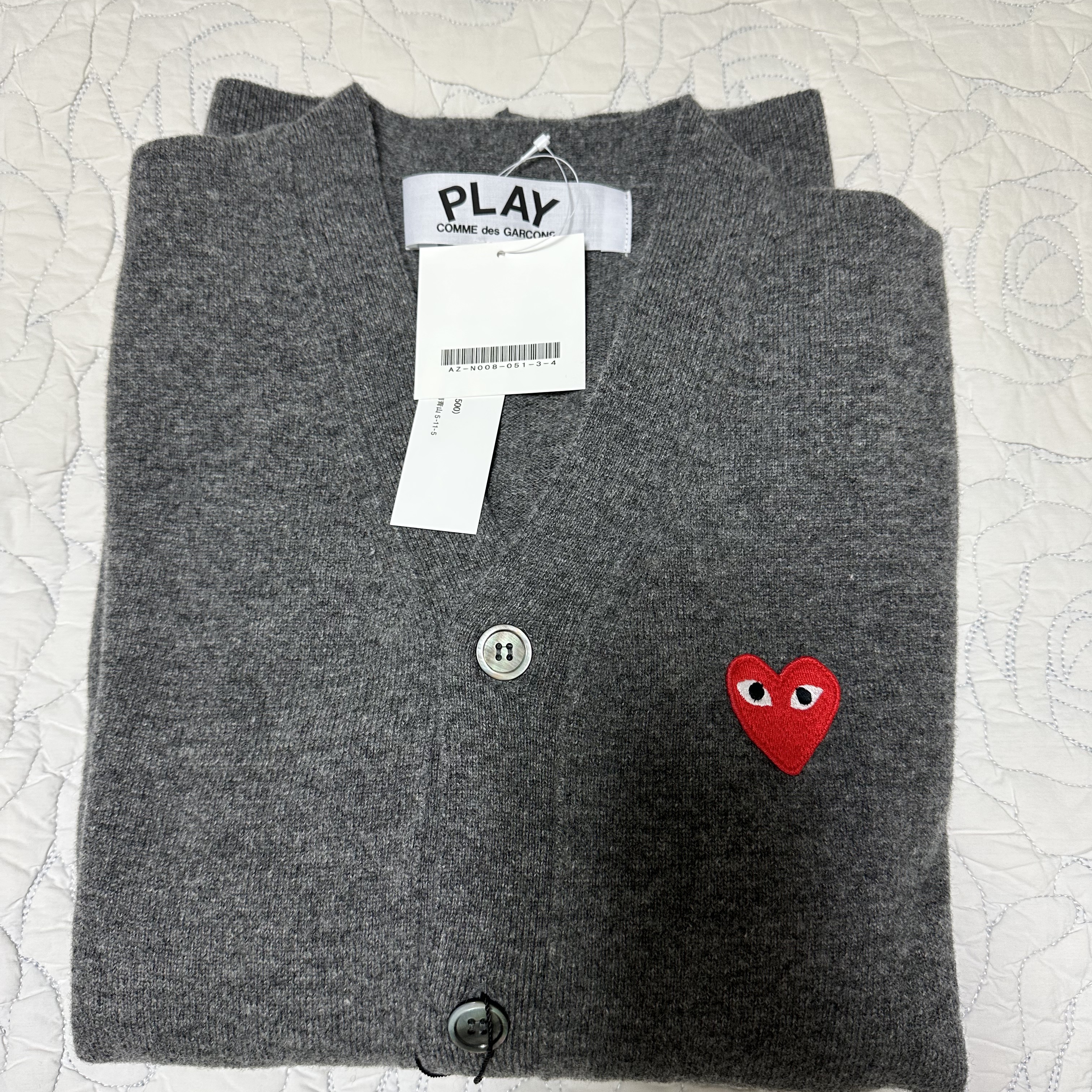 Play Comme des Garcons Knit Red Heart Cardigan Grey 착용 스타일