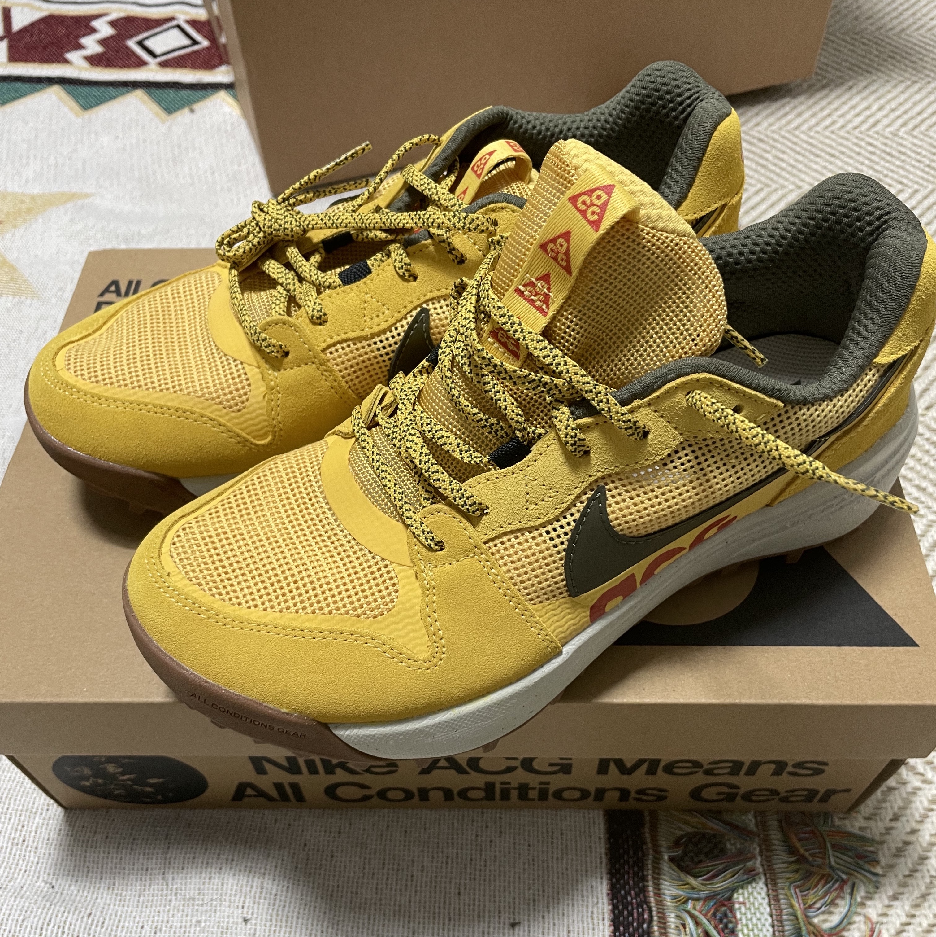 Nike ACG Lowcate Solar Flare 착용 스타일