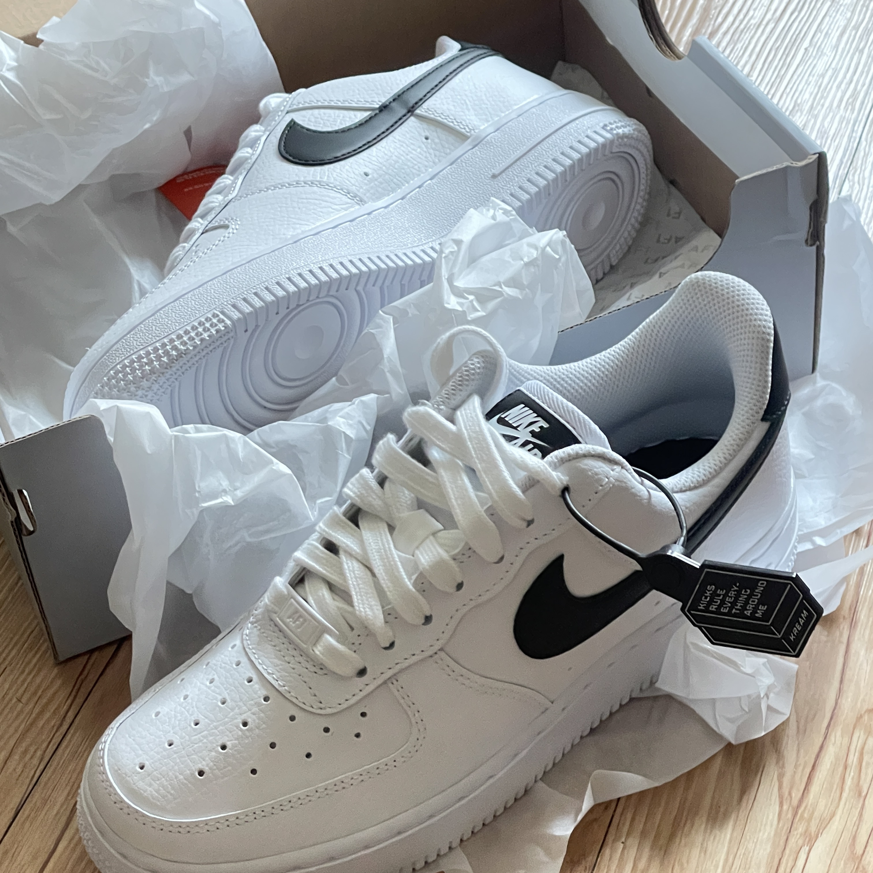 (W) Nike Air Force 1 '07 White Black 착용 스타일 - 4