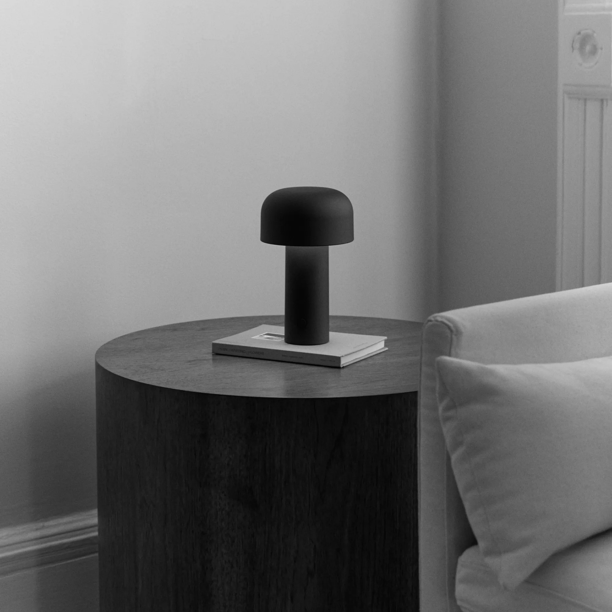 Flos Bellhop Table Matte Black 착용 스타일 - 1