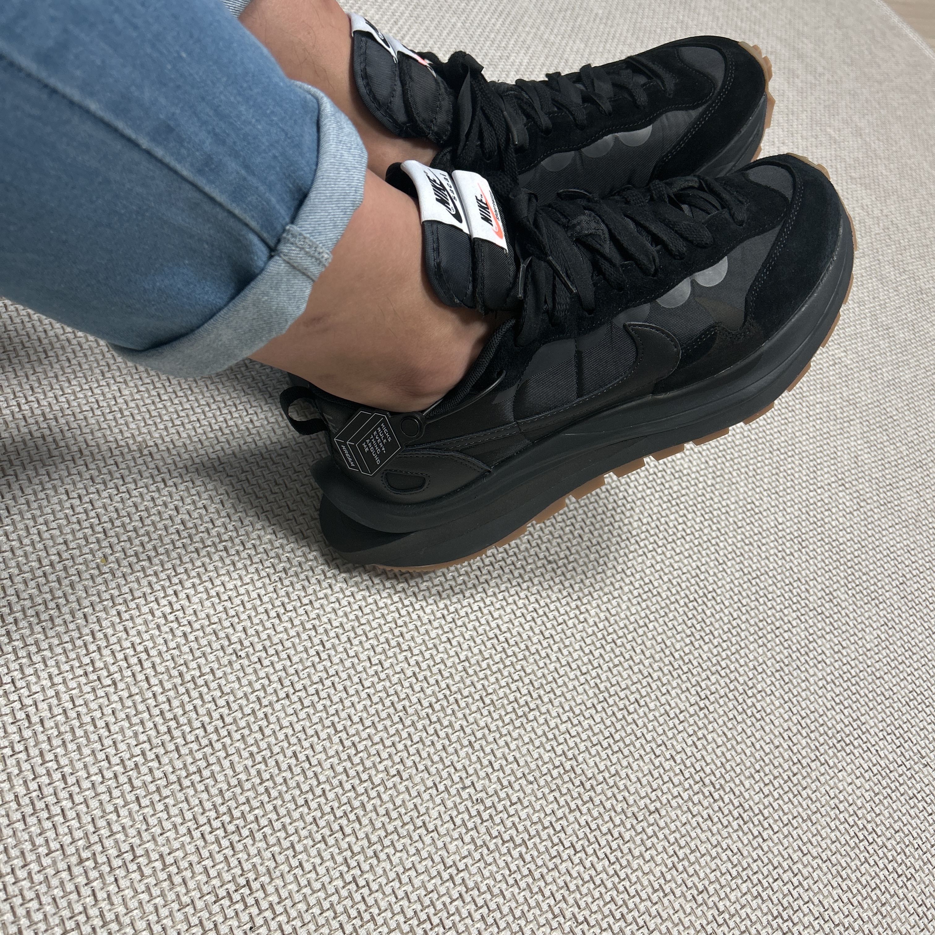 Nike x Sacai VaporWaffle Black and Gum 착용 스타일 - 2