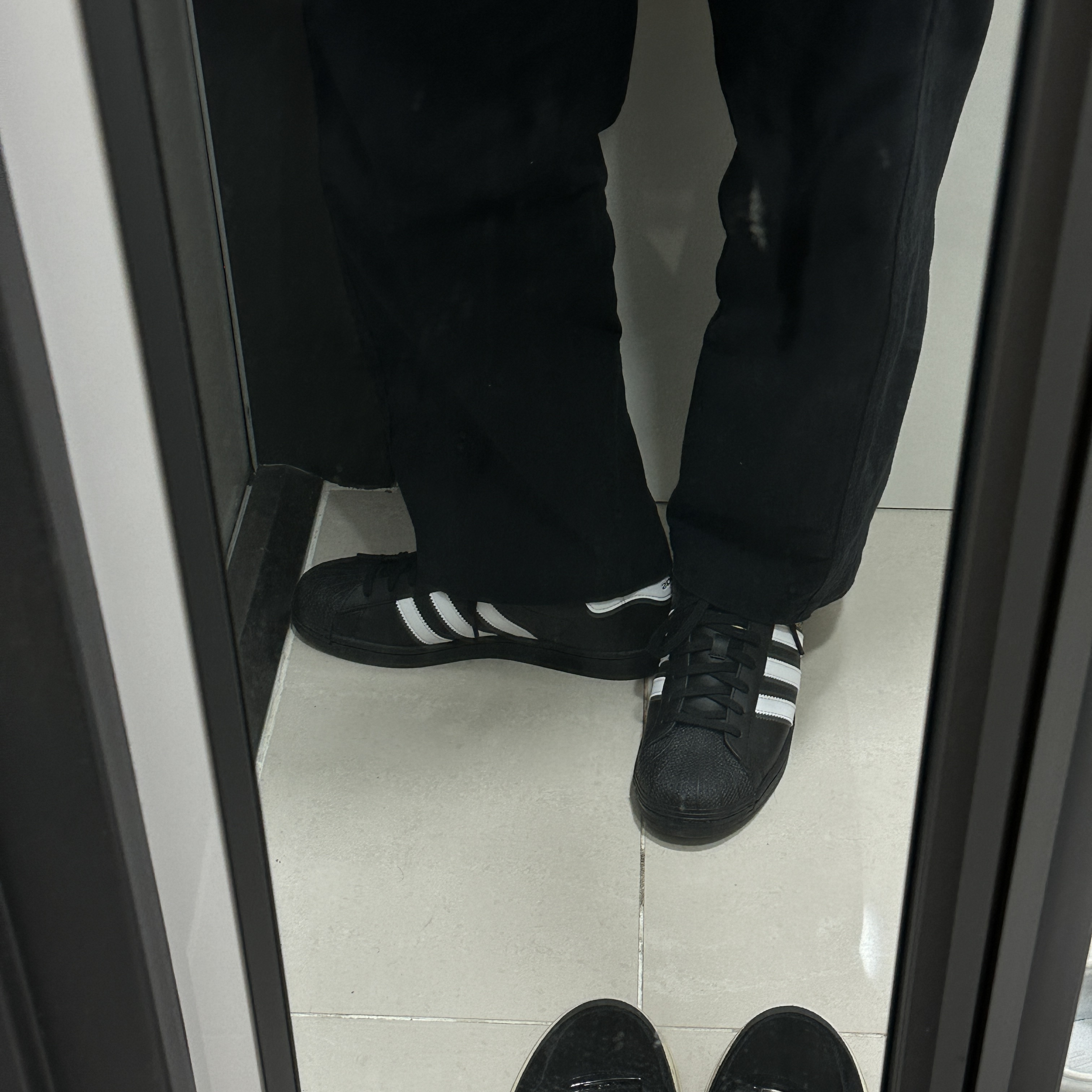 Adidas Superstar Core Black White 착용 스타일