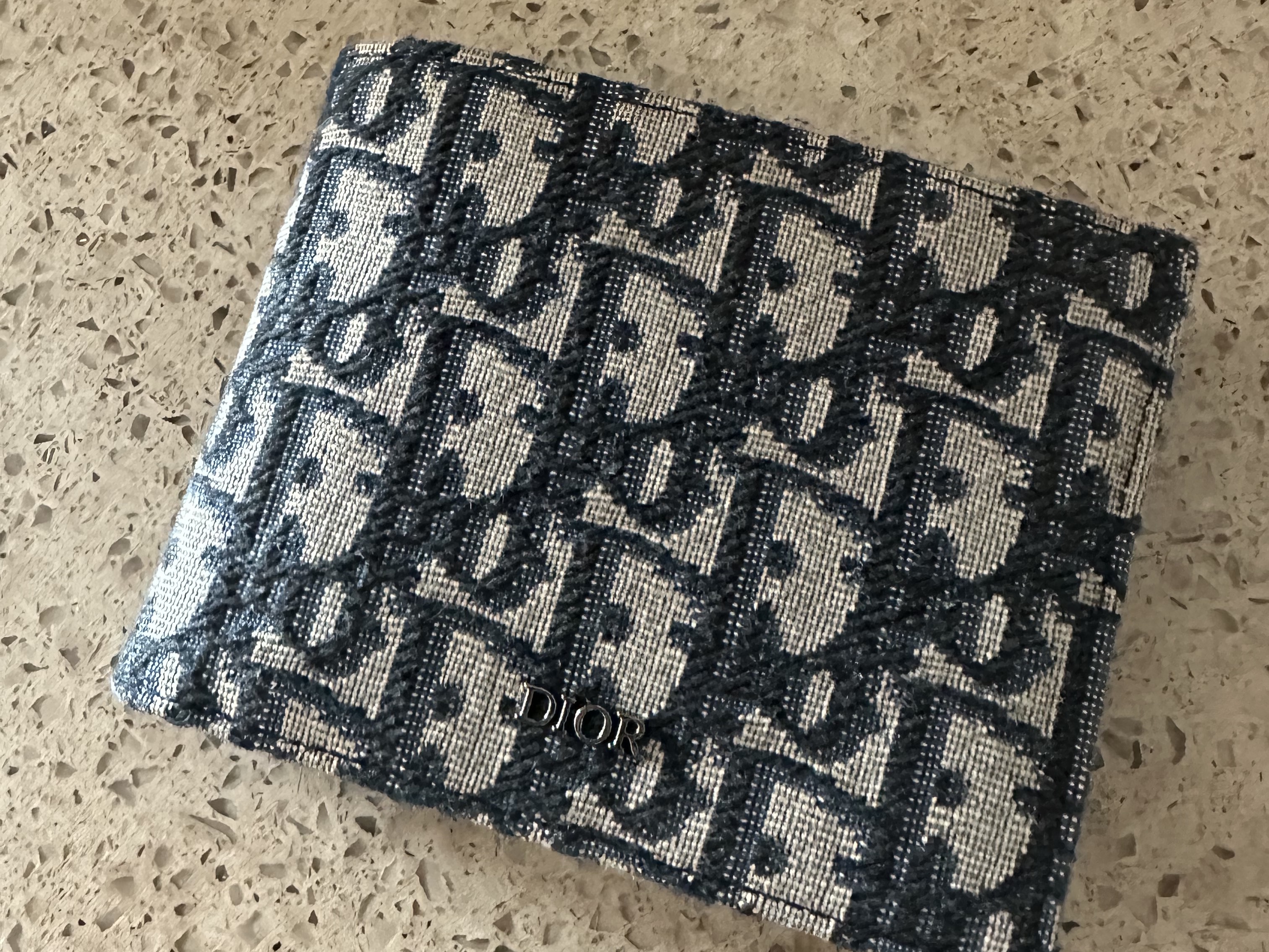 Dior Compact Wallet Beige & Black Dior Oblique Jacquard 착용 스타일