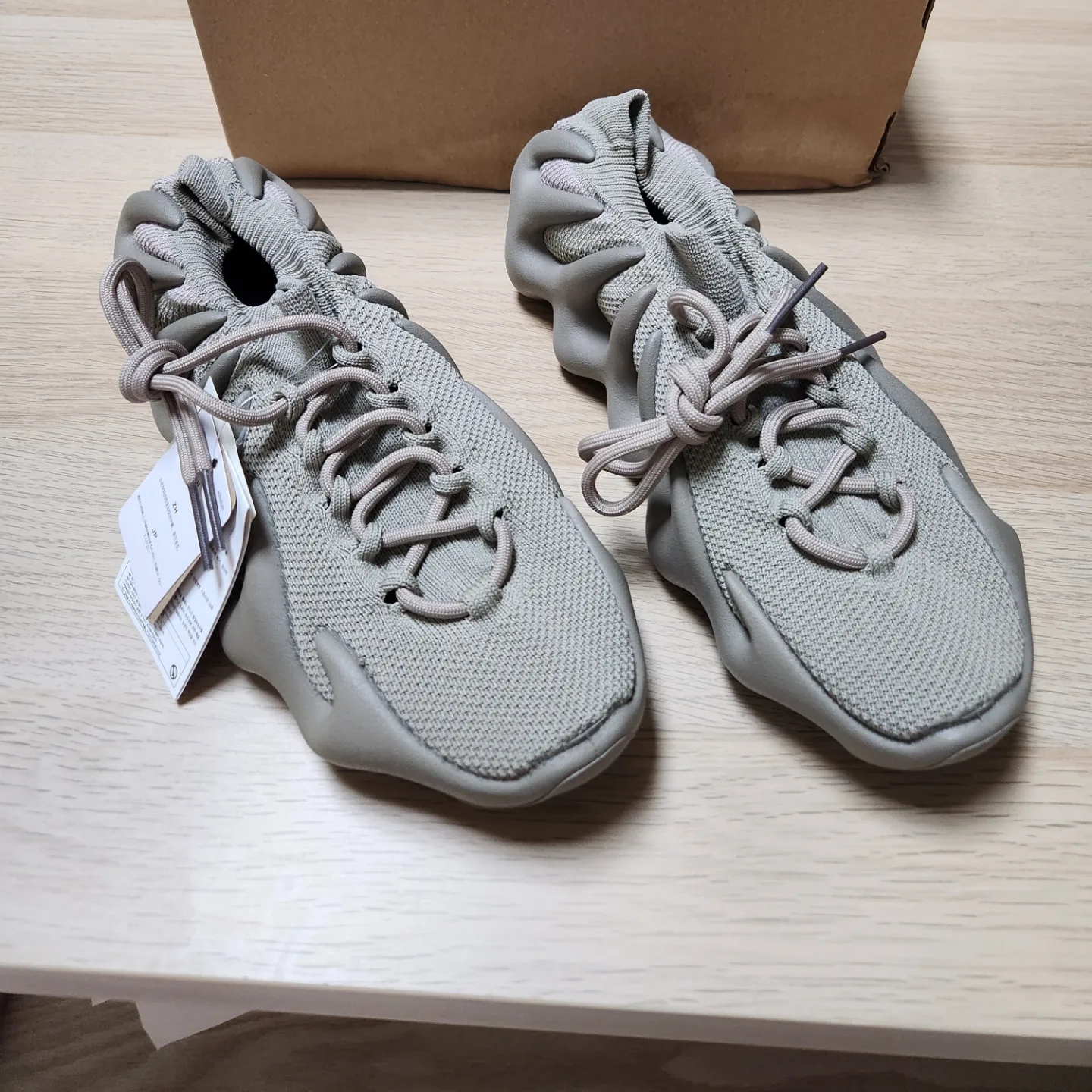 Adidas Yeezy 450 Stone Flax 착용 스타일 - 2