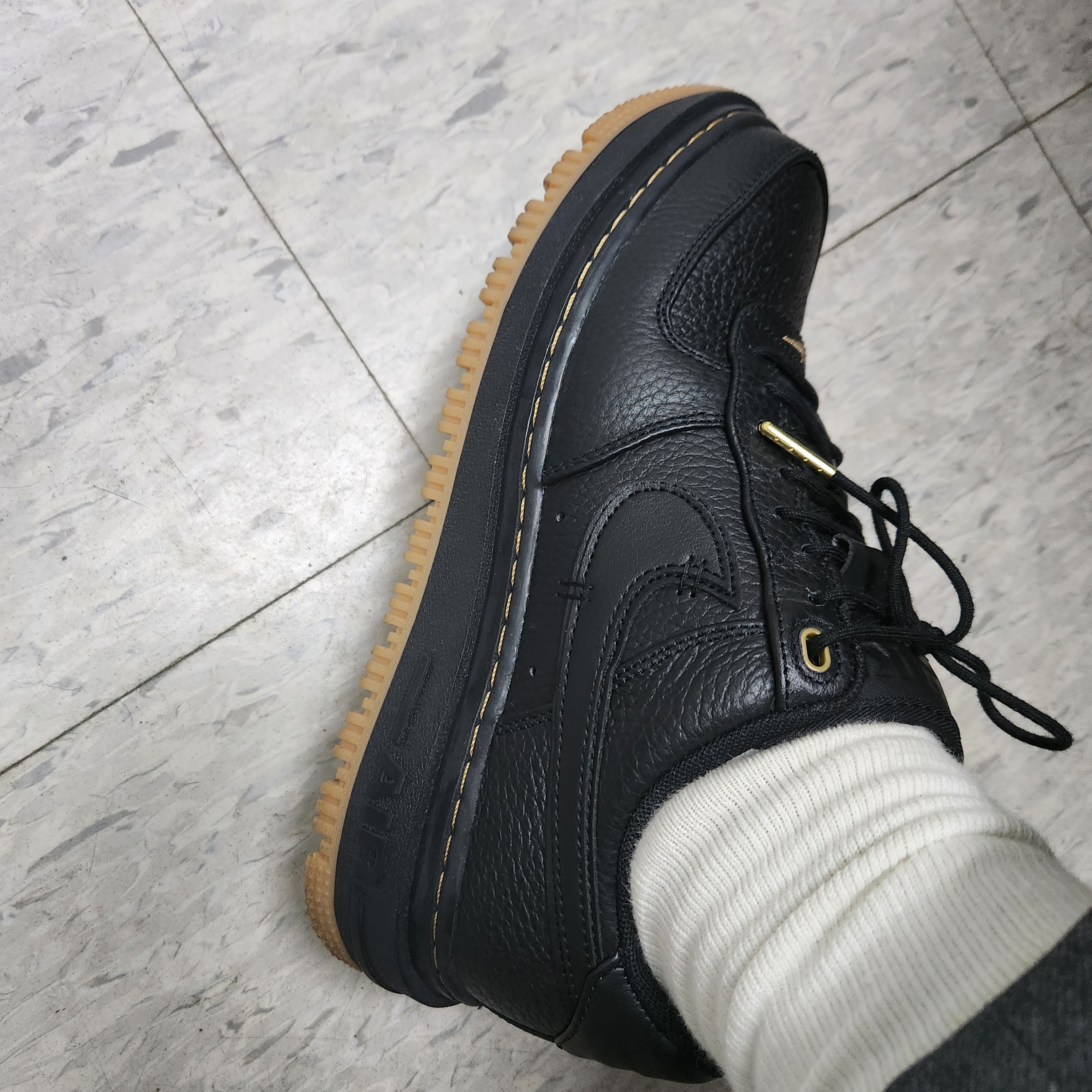 Nike Air Force 1 Luxe Black 착용 스타일