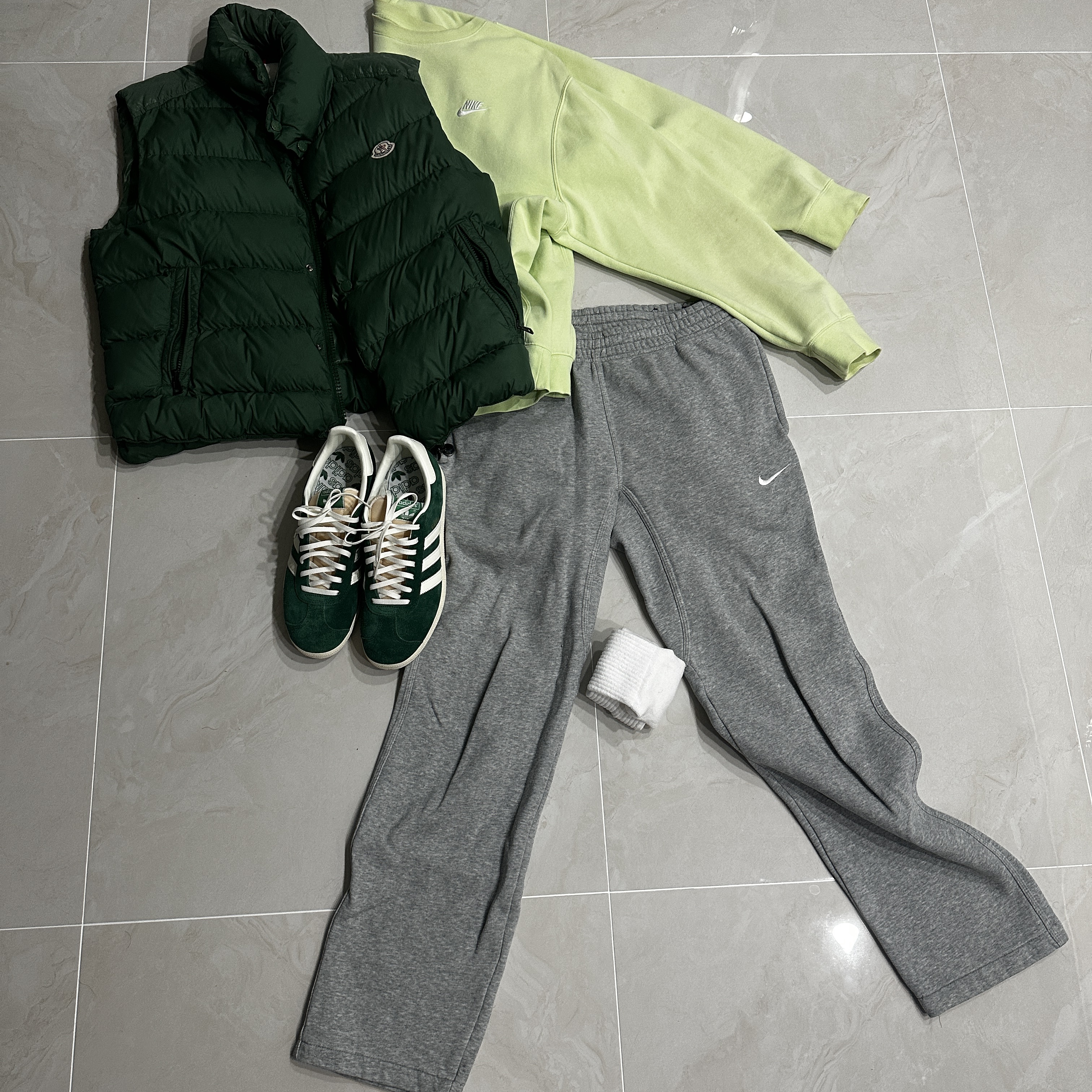 Adidas Gazelle Dark Green Cream White, Nike Air Force 1 '07 Black White 착용 스타일 - 2