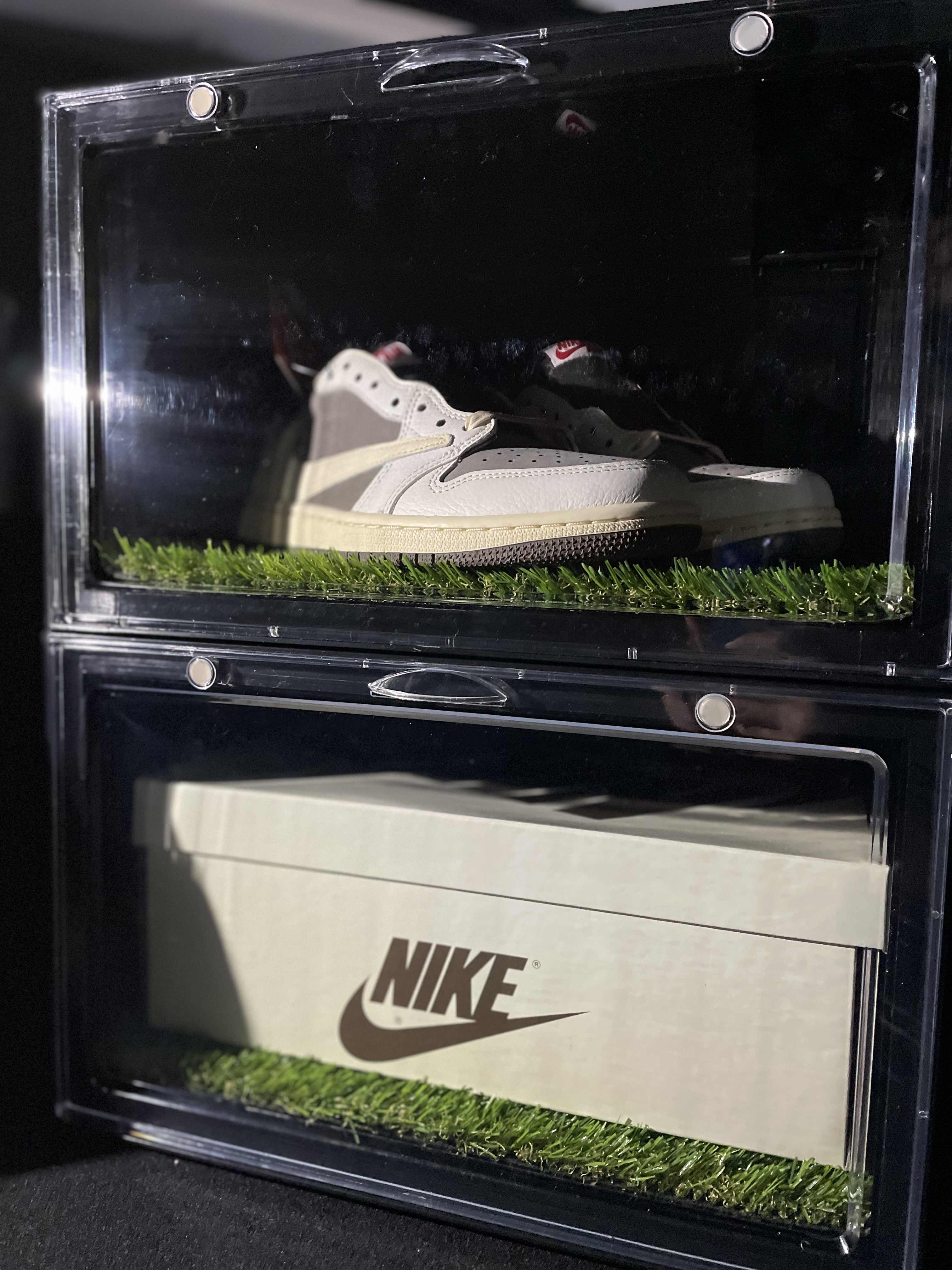 Jordan 1 x Travis Scott Retro Low OG SP Sail and Ridgerock 착용 스타일