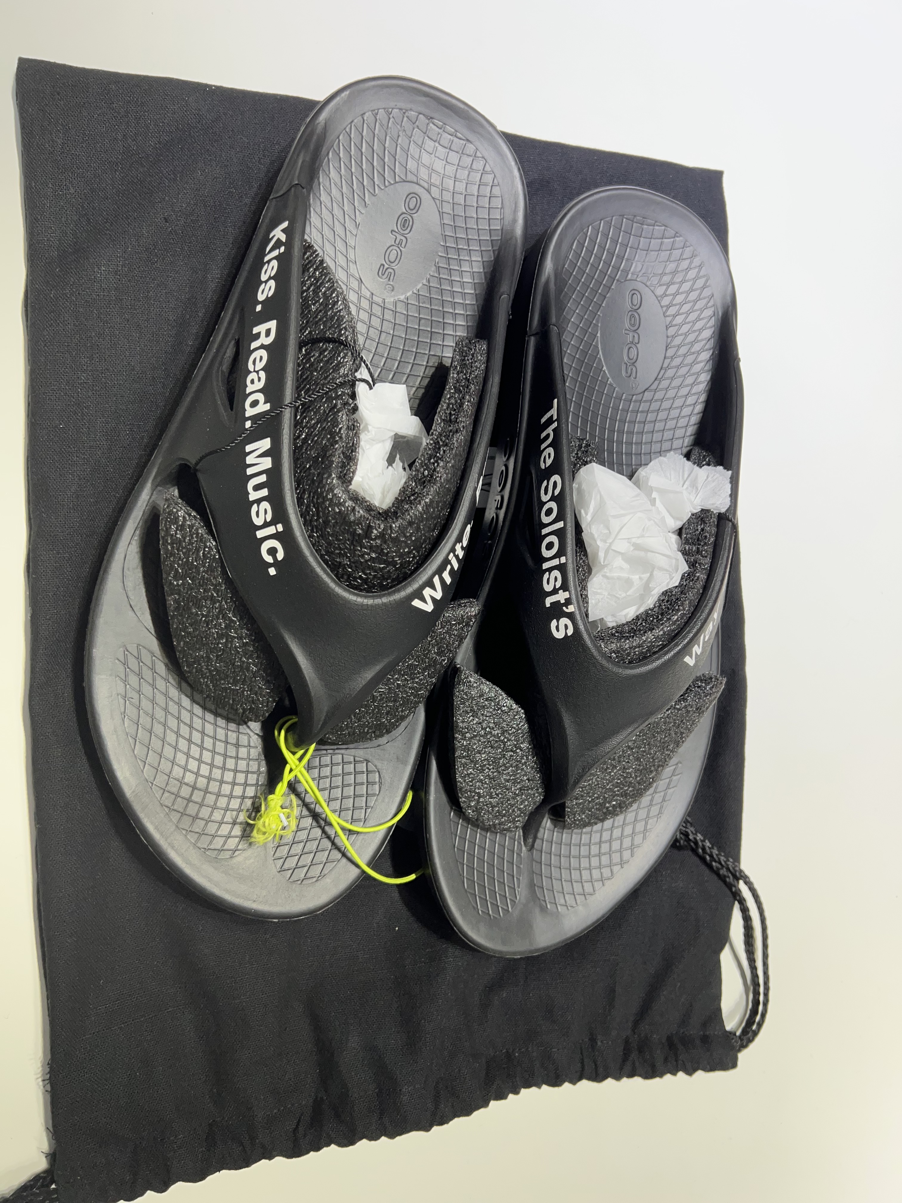 Oofos x Takahiromiyashita The Soloist The Soloist's Way Of Life Flip-Flop Black White 착용 스타일