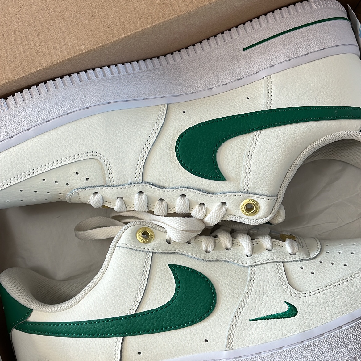 Nike Air Force 1 '07 LV8 40th Anniversary Join Forces Sail Malachite, New Balance 993 Made in USA Grey - D Standard 착용 스타일 - 1