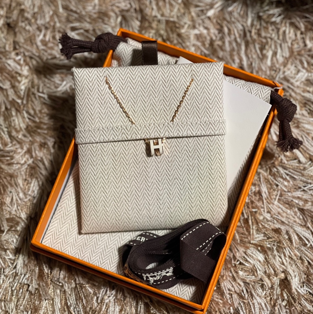 (W) Hermes Mini Pop H Pendant Rose Gold & Blanc 착용 스타일