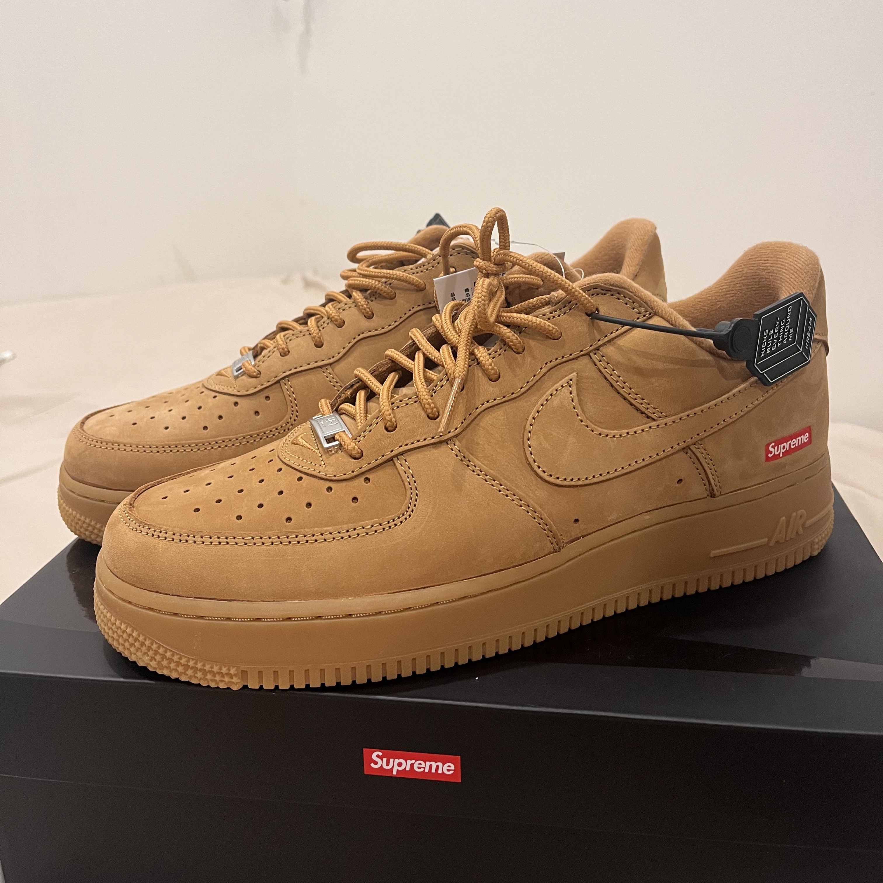 Nike x Supreme Air Force 1 Low Flax 착용 스타일