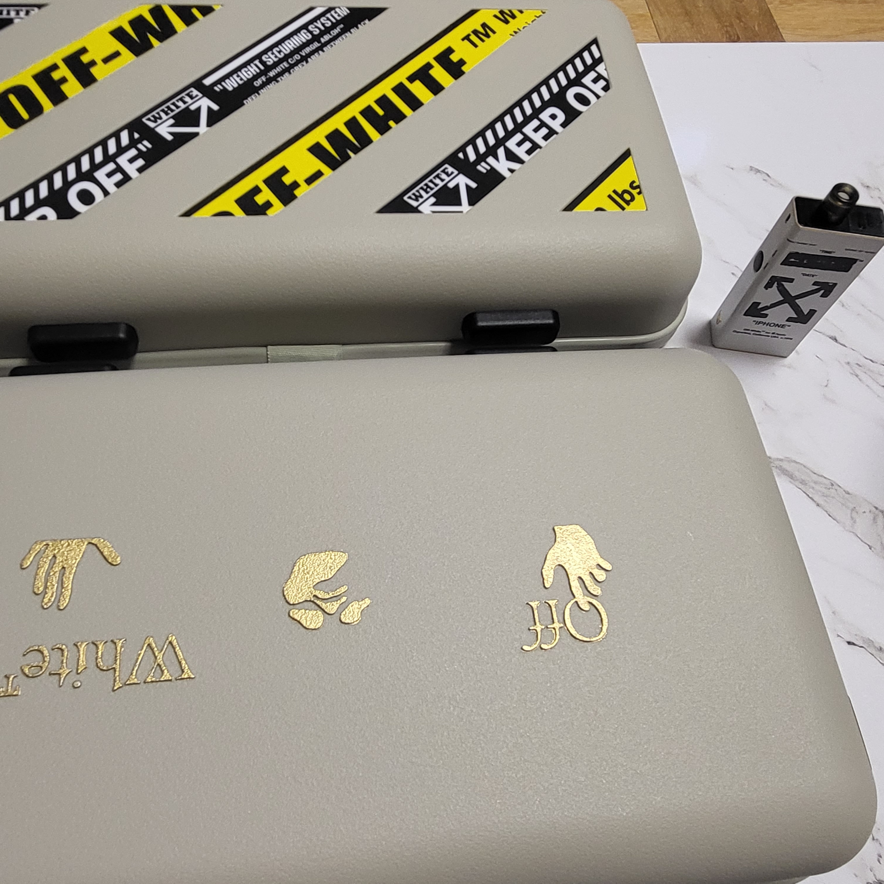 Off-White x Amore Pacific Protection Box (Without Cosmetics) 착용 스타일