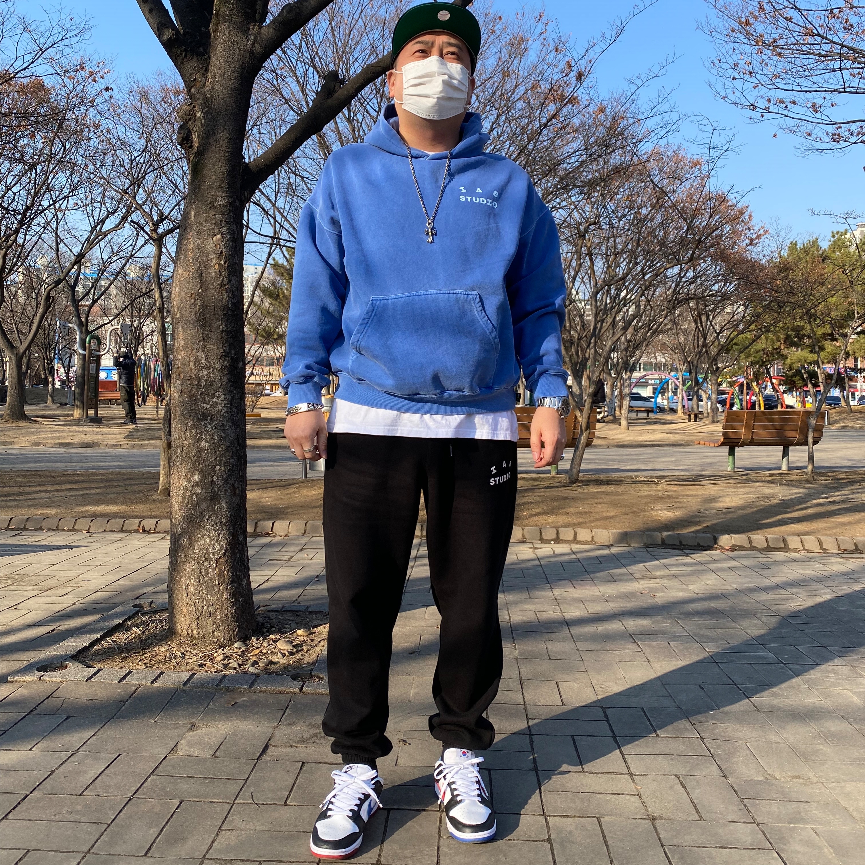 IAB Studio Pigment Hoodie Royal Blue - 22FW, IAB Studio Sweatpants Black White - 22SS 착용 스타일 - 1