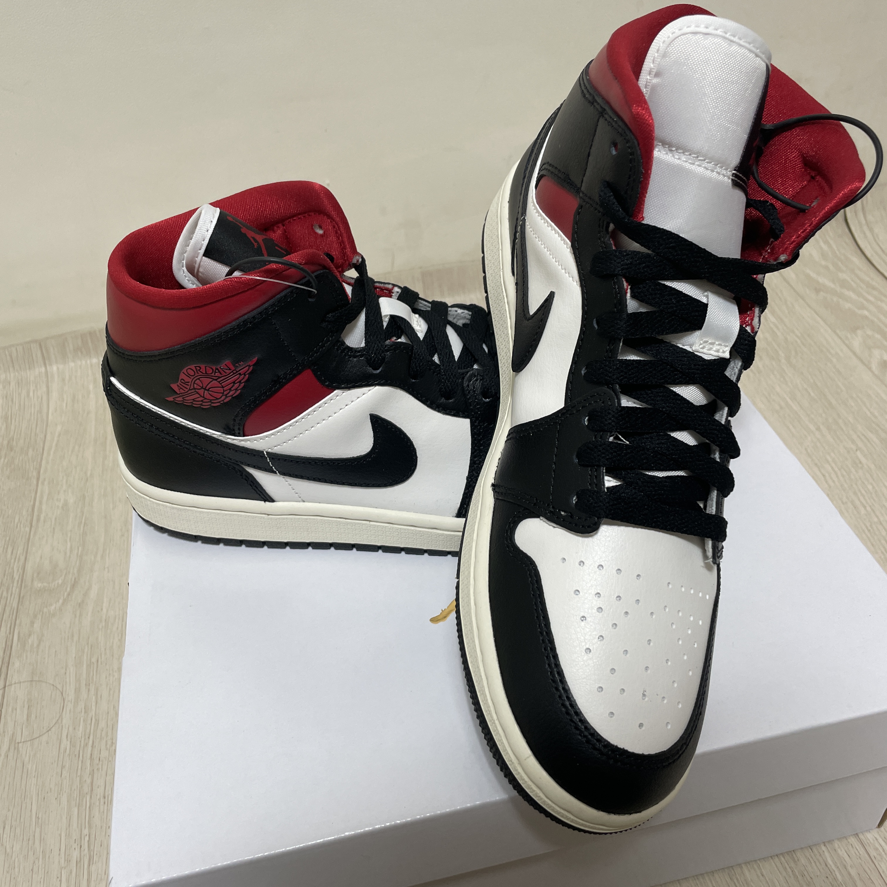 (W) Jordan 1 Mid Black Gym Red 착용 스타일