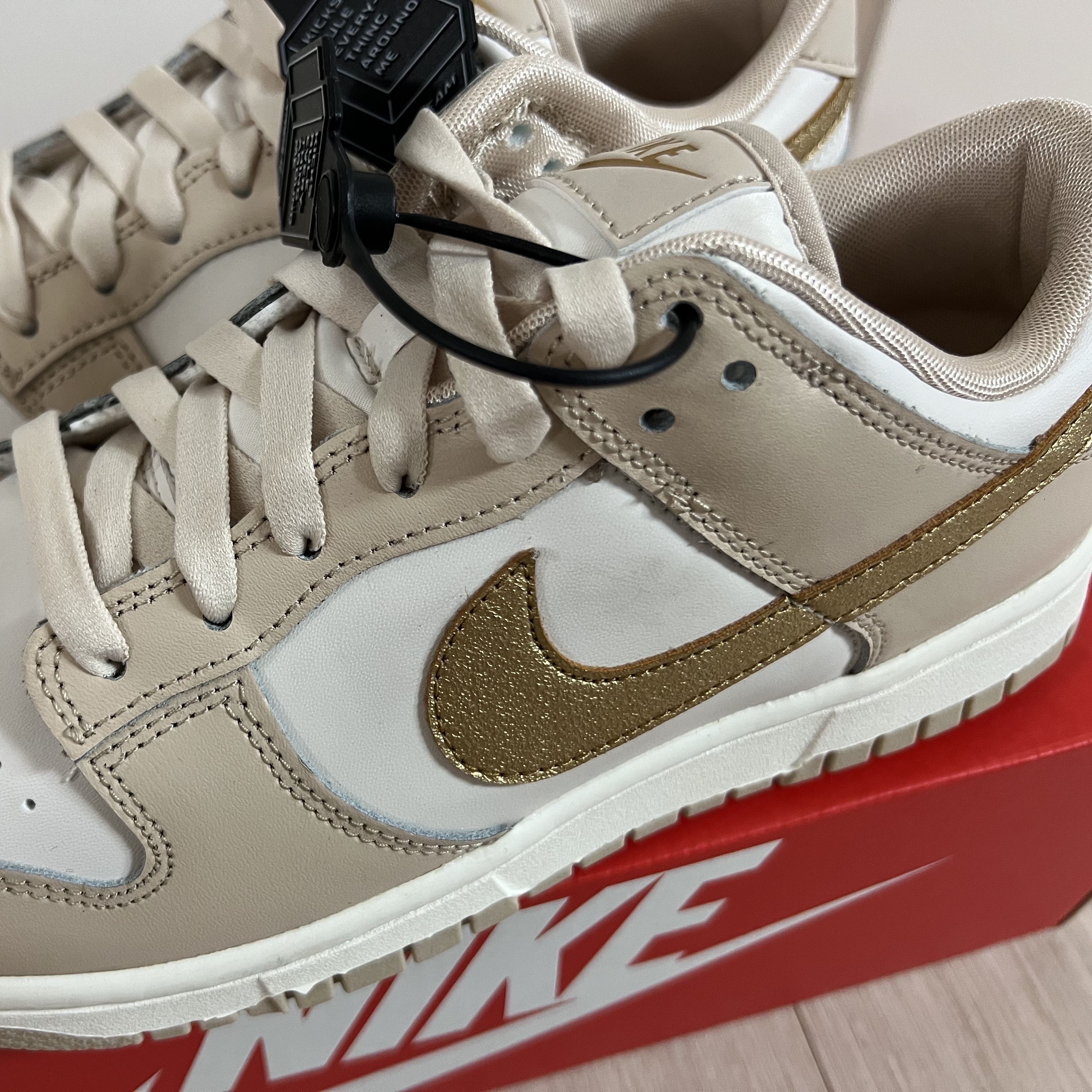 (W) Nike Dunk Low Sanddrift Metallic Gold 착용 스타일