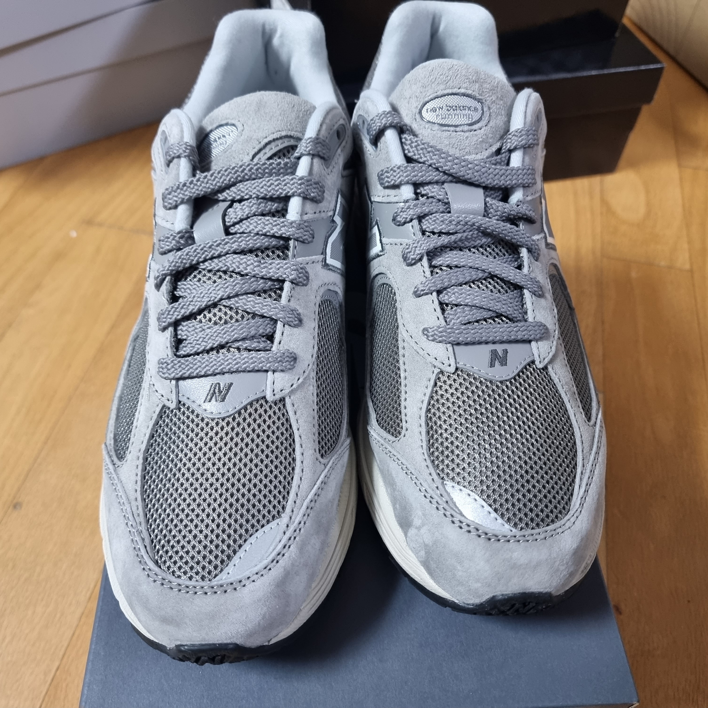 New Balance 2002R Grey 착용 스타일 - 2